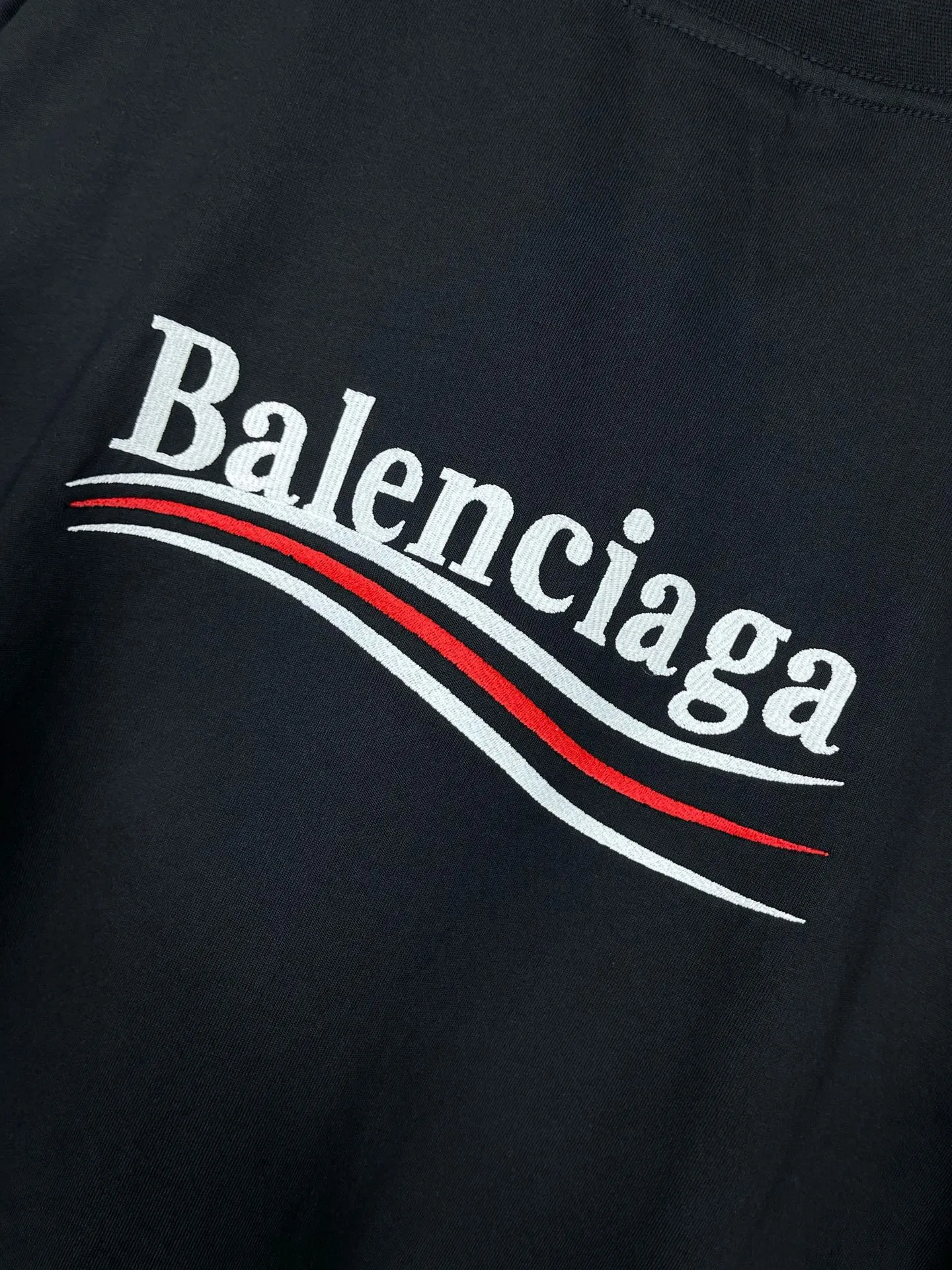 🅿️266 Detailed pictures [Top version. Official website quality] BALENCI*GA/Paris #Classic model. Coke wave embroidered splicing shirt sleeves fake two-piece long-sleeved T-shirt #2024 latest model. Genuine product developed at the first time. Custom shirt fabric. Welcome to compare! The fabric is made of Paris ZP custom-woven and dyed cotton double yarn. Weighing 260 grams, the cloth surface is clean. The cloth pattern is clear, soft and comfortable. The threads are dyed with no color difference. The classic pattern embroidery uses an imported embroidery machine, the embroidery thread color is the original color, and the sleeves are made of shirt fabric. Comes with special buttons. Produced by looking at pictures at Jubie Market. The letters are clear. The three-dimensional effect is strong. The version adopts the OS loose shoulder version. The same style for men and women. Coding: BL225018 Color: Black Size: XS S M L