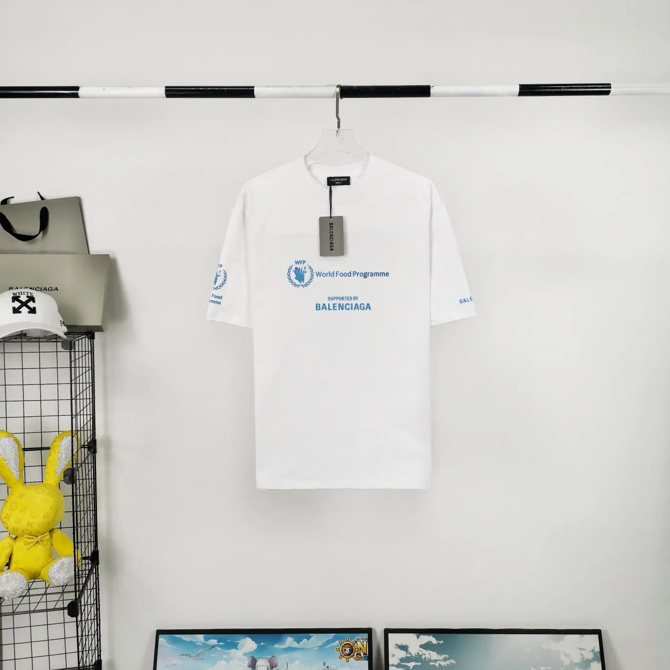 [New] Top version Balenciaga 22SS new WFP World Food Agency male and female couple star same style short-sleeved T-shirt. The fabric is made of 32S 280g double yarn pure cotton fabric. It does not pill and feels very good. It has been printed and dressed up dozens of times in order to achieve a 1:1 effect. All imported slurries are used. Proportional foaming powder is added to the slurry to foam at high temperatures. The printing convex effect is very good, and the powder does not fall off and does not break. Washable and environmentally friendly printing on the front and back panels. The entire printing process takes a long time. The hem and cuffs are all customized threads. There is no error in dyeing in the same vat. The workmanship is perfect. The accessories are all customized. This year's hot trend in the market. Many Internet celebrity tops. Very trendy. Same style for men and women. OverSzie version. Color: black, white, dark khaki, fluorescent green. Size: XS-L P:270