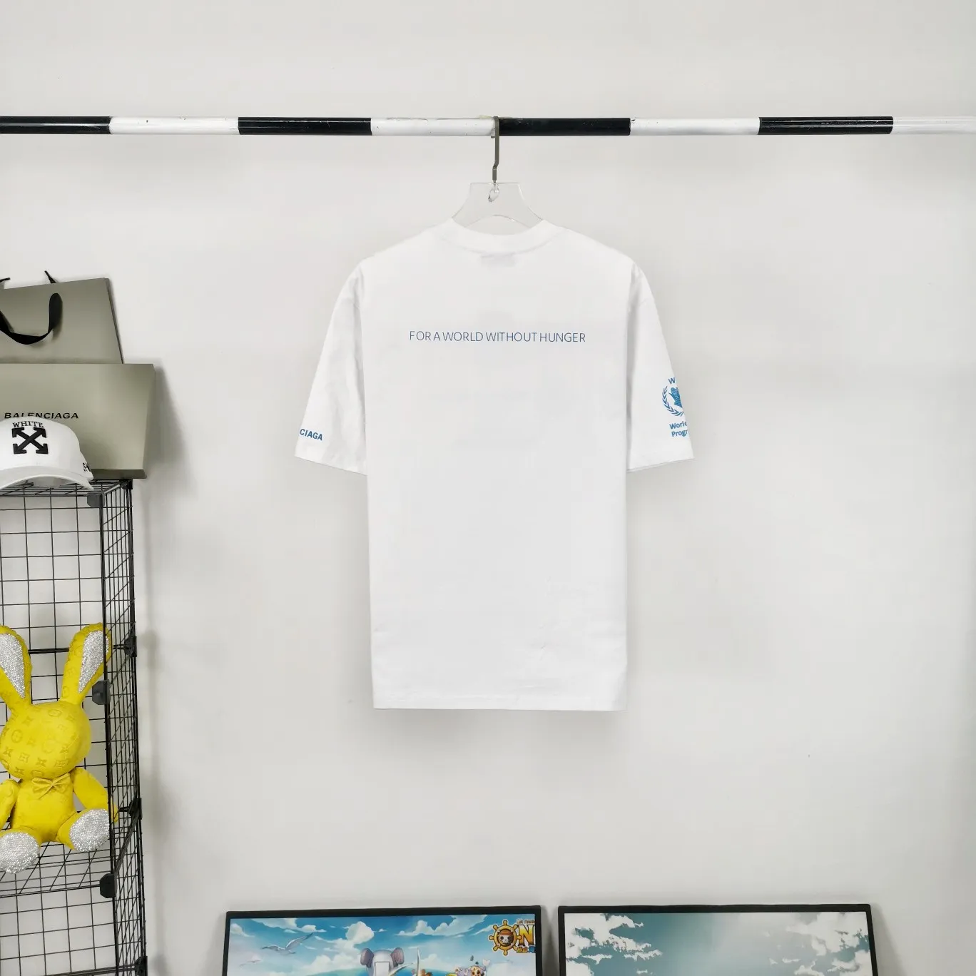 [New] Top version Balenciaga 22SS new WFP World Food Agency male and female couple star same style short-sleeved T-shirt. The fabric is made of 32S 280g double yarn pure cotton fabric. It does not pill and feels very good. It has been printed and dressed up dozens of times in order to achieve a 1:1 effect. All imported slurries are used. Proportional foaming powder is added to the slurry to foam at high temperatures. The printing convex effect is very good, and the powder does not fall off and does not break. Washable and environmentally friendly printing on the front and back panels. The entire printing process takes a long time. The hem and cuffs are all customized threads. There is no error in dyeing in the same vat. The workmanship is perfect. The accessories are all customized. This year's hot trend in the market. Many Internet celebrity tops. Very trendy. Same style for men and women. OverSzie version. Color: black, white, dark khaki, fluorescent green. Size: XS-L P:270