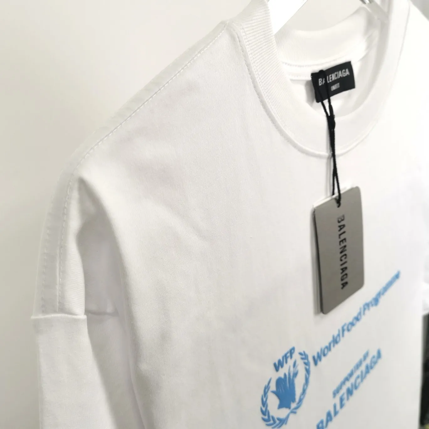 [New] Top version Balenciaga 22SS new WFP World Food Agency male and female couple star same style short-sleeved T-shirt. The fabric is made of 32S 280g double yarn pure cotton fabric. It does not pill and feels very good. It has been printed and dressed up dozens of times in order to achieve a 1:1 effect. All imported slurries are used. Proportional foaming powder is added to the slurry to foam at high temperatures. The printing convex effect is very good, and the powder does not fall off and does not break. Washable and environmentally friendly printing on the front and back panels. The entire printing process takes a long time. The hem and cuffs are all customized threads. There is no error in dyeing in the same vat. The workmanship is perfect. The accessories are all customized. This year's hot trend in the market. Many Internet celebrity tops. Very trendy. Same style for men and women. OverSzie version. Color: black, white, dark khaki, fluorescent green. Size: XS-L P:270