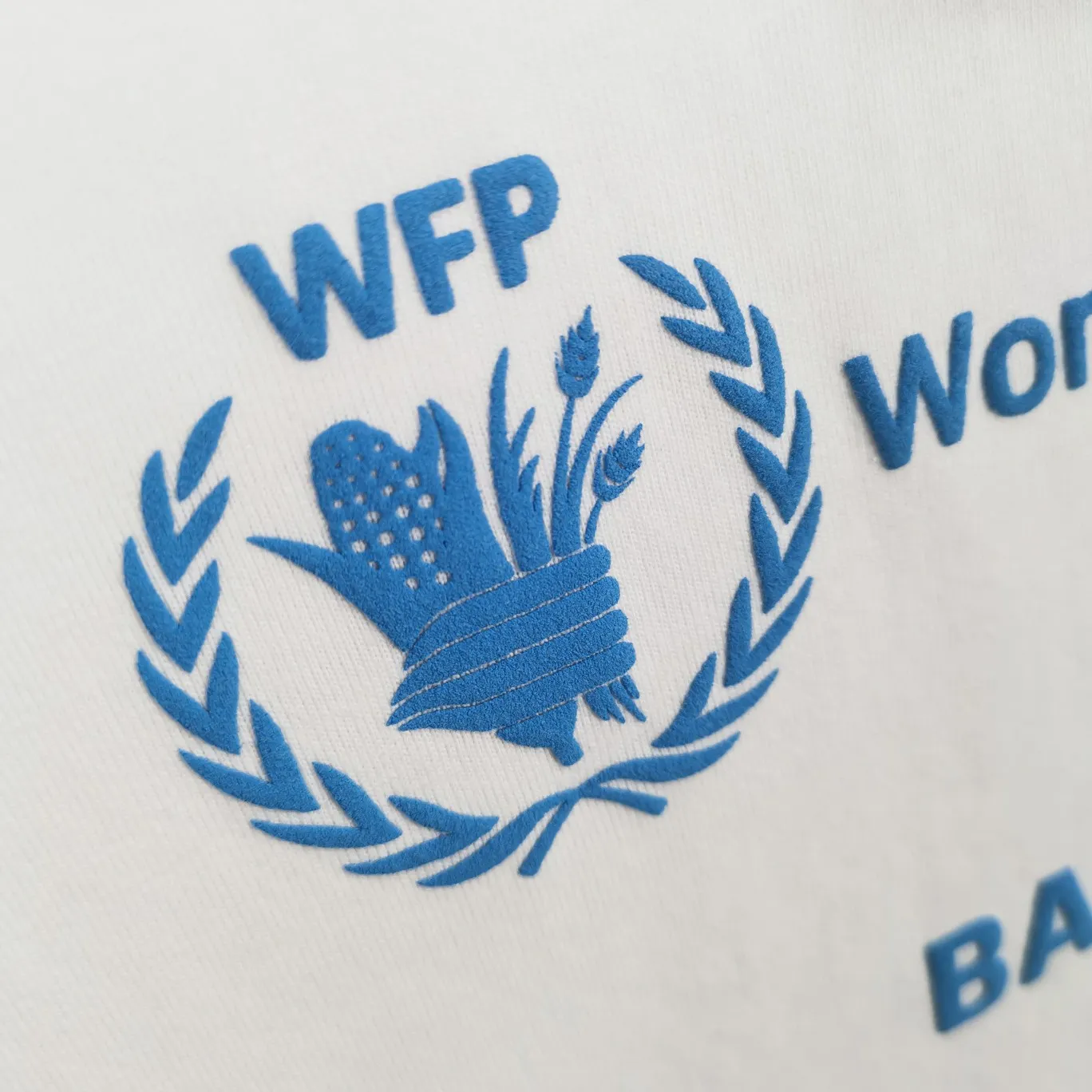 [New] Top version Balenciaga 22SS new WFP World Food Agency male and female couple star same style short-sleeved T-shirt. The fabric is made of 32S 280g double yarn pure cotton fabric. It does not pill and feels very good. It has been printed and dressed up dozens of times in order to achieve a 1:1 effect. All imported slurries are used. Proportional foaming powder is added to the slurry to foam at high temperatures. The printing convex effect is very good, and the powder does not fall off and does not break. Washable and environmentally friendly printing on the front and back panels. The entire printing process takes a long time. The hem and cuffs are all customized threads. There is no error in dyeing in the same vat. The workmanship is perfect. The accessories are all customized. This year's hot trend in the market. Many Internet celebrity tops. Very trendy. Same style for men and women. OverSzie version. Color: black, white, dark khaki, fluorescent green. Size: XS-L P:270