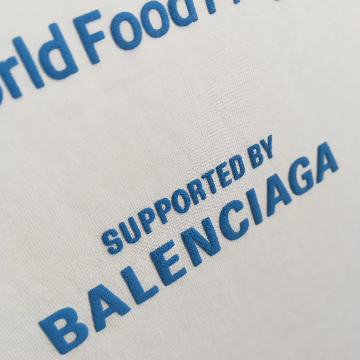 [New] Top version Balenciaga 22SS new WFP World Food Agency male and female couple star same style short-sleeved T-shirt. The fabric is made of 32S 280g double yarn pure cotton fabric. It does not pill and feels very good. It has been printed and dressed up dozens of times in order to achieve a 1:1 effect. All imported slurries are used. Proportional foaming powder is added to the slurry to foam at high temperatures. The printing convex effect is very good, and the powder does not fall off and does not break. Washable and environmentally friendly printing on the front and back panels. The entire printing process takes a long time. The hem and cuffs are all customized threads. There is no error in dyeing in the same vat. The workmanship is perfect. The accessories are all customized. This year's hot trend in the market. Many Internet celebrity tops. Very trendy. Same style for men and women. OverSzie version. Color: black, white, dark khaki, fluorescent green. Size: XS-L P:270