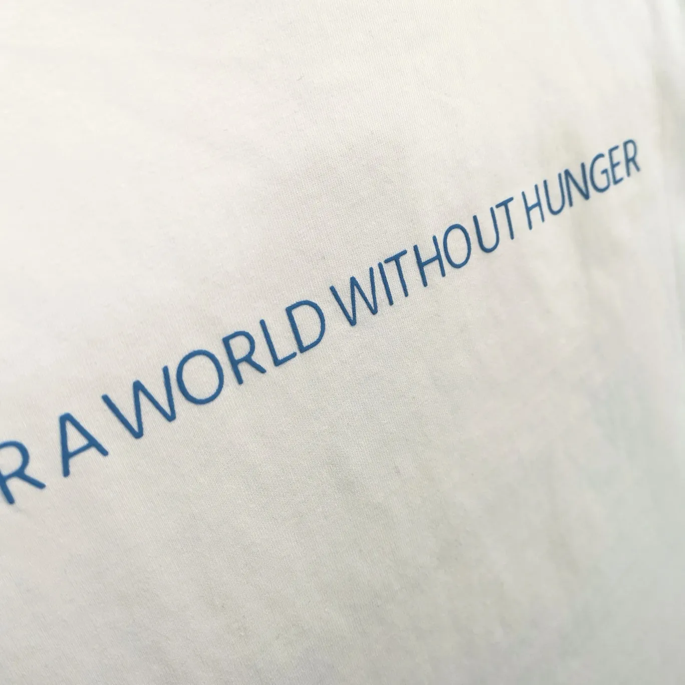 [New] Top version Balenciaga 22SS new WFP World Food Agency male and female couple star same style short-sleeved T-shirt. The fabric is made of 32S 280g double yarn pure cotton fabric. It does not pill and feels very good. It has been printed and dressed up dozens of times in order to achieve a 1:1 effect. All imported slurries are used. Proportional foaming powder is added to the slurry to foam at high temperatures. The printing convex effect is very good, and the powder does not fall off and does not break. Washable and environmentally friendly printing on the front and back panels. The entire printing process takes a long time. The hem and cuffs are all customized threads. There is no error in dyeing in the same vat. The workmanship is perfect. The accessories are all customized. This year's hot trend in the market. Many Internet celebrity tops. Very trendy. Same style for men and women. OverSzie version. Color: black, white, dark khaki, fluorescent green. Size: XS-L P:270
