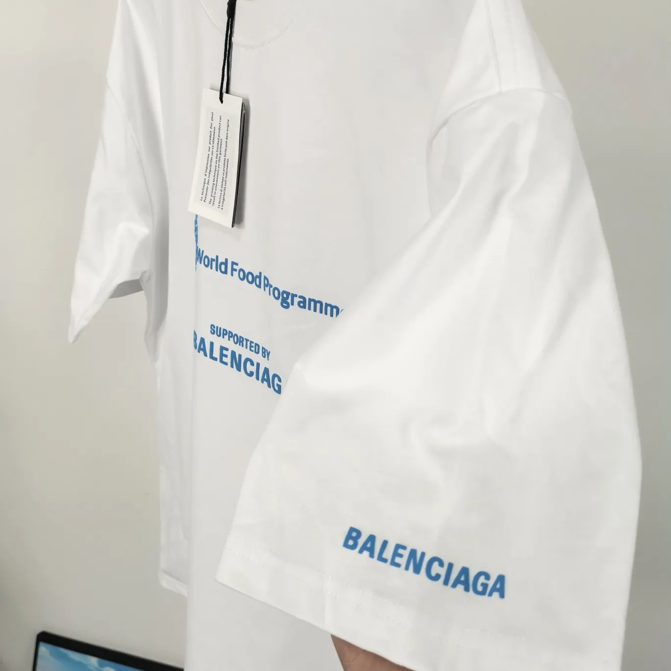 [New] Top version Balenciaga 22SS new WFP World Food Agency male and female couple star same style short-sleeved T-shirt. The fabric is made of 32S 280g double yarn pure cotton fabric. It does not pill and feels very good. It has been printed and dressed up dozens of times in order to achieve a 1:1 effect. All imported slurries are used. Proportional foaming powder is added to the slurry to foam at high temperatures. The printing convex effect is very good, and the powder does not fall off and does not break. Washable and environmentally friendly printing on the front and back panels. The entire printing process takes a long time. The hem and cuffs are all customized threads. There is no error in dyeing in the same vat. The workmanship is perfect. The accessories are all customized. This year's hot trend in the market. Many Internet celebrity tops. Very trendy. Same style for men and women. OverSzie version. Color: black, white, dark khaki, fluorescent green. Size: XS-L P:270