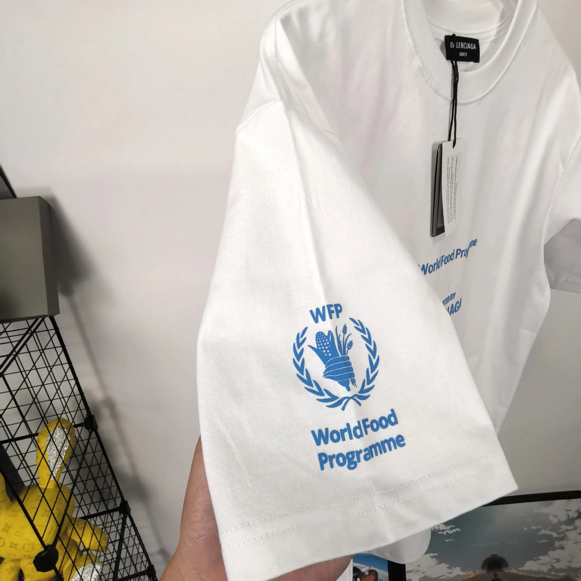 [New] Top version Balenciaga 22SS new WFP World Food Agency male and female couple star same style short-sleeved T-shirt. The fabric is made of 32S 280g double yarn pure cotton fabric. It does not pill and feels very good. It has been printed and dressed up dozens of times in order to achieve a 1:1 effect. All imported slurries are used. Proportional foaming powder is added to the slurry to foam at high temperatures. The printing convex effect is very good, and the powder does not fall off and does not break. Washable and environmentally friendly printing on the front and back panels. The entire printing process takes a long time. The hem and cuffs are all customized threads. There is no error in dyeing in the same vat. The workmanship is perfect. The accessories are all customized. This year's hot trend in the market. Many Internet celebrity tops. Very trendy. Same style for men and women. OverSzie version. Color: black, white, dark khaki, fluorescent green. Size: XS-L P:270