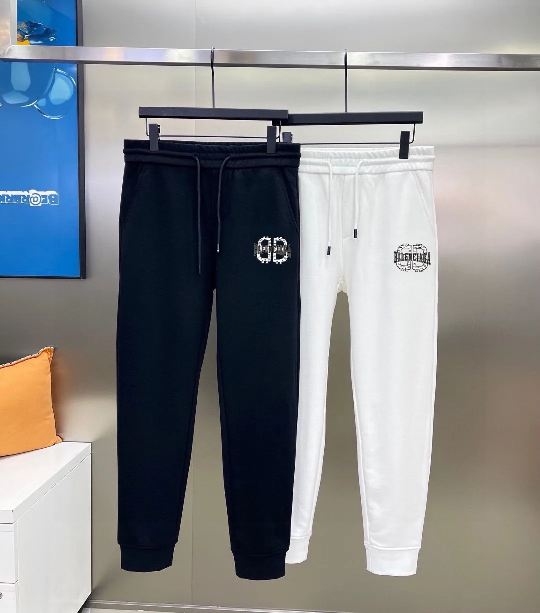 🅿️400 [BALENCIAGA] (Good news for fat people) hot-selling suit is coming. Focus on the original version of the official website. 2025 new hot-selling cardigan and sweatshirt suit. The original order is hard to buy🇭🇰. It is the meticulous work of top designers. It has a fitting and perfect upper body effect. 100% natural high-quality Roman cotton, close-fitting comfort, noble and elegant! Original hardware embodies elegance and nobility! Counter size: M-5XL (maximum wear up to 220 pounds)