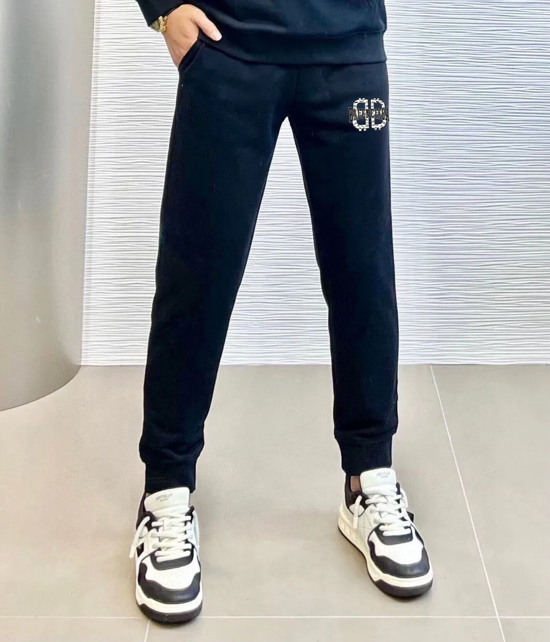 🅿️400 [BALENCIAGA] (Good news for fat people) hot-selling suit is coming. Focus on the original version of the official website. 2025 new hot-selling cardigan and sweatshirt suit. The original order is hard to buy🇭🇰. It is the meticulous work of top designers. It has a fitting and perfect upper body effect. 100% natural high-quality Roman cotton, close-fitting comfort, noble and elegant! Original hardware embodies elegance and nobility! Counter size: M-5XL (maximum wear up to 220 pounds)