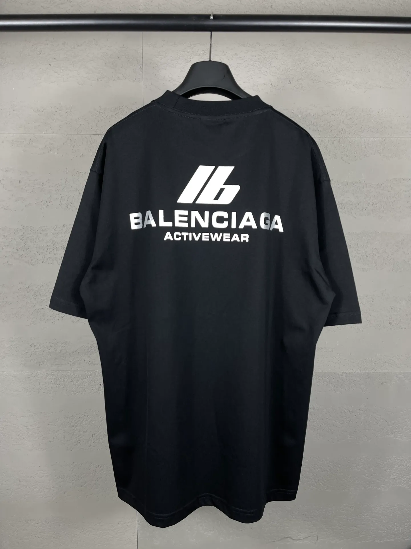 🅿️170 real photos [Top version. Official website quality] BALENCI*GA/Paris. 2024 new style. New LOGO front and back printed short-sleeved T-shirt, brick cabinet synchronization. Genuine product developed in the first time, happy to print and compare! The fabric is made of Paris ZP custom-woven and dyed cotton double yarn. Weighing 260 grams, the cloth surface is clean. The cloth pattern is clear, soft and comfortable. The threads are dyed with no color difference. The classic LOGO is printed using environmentally friendly imported materials, with clear letters and a three-dimensional effect. Restore the brick cabinet. Different market currency, welcome to compare, the version adopts OS loose shoulder version. Same style for men and women Coding: BL223312 Color. Black, white Size: XS to L