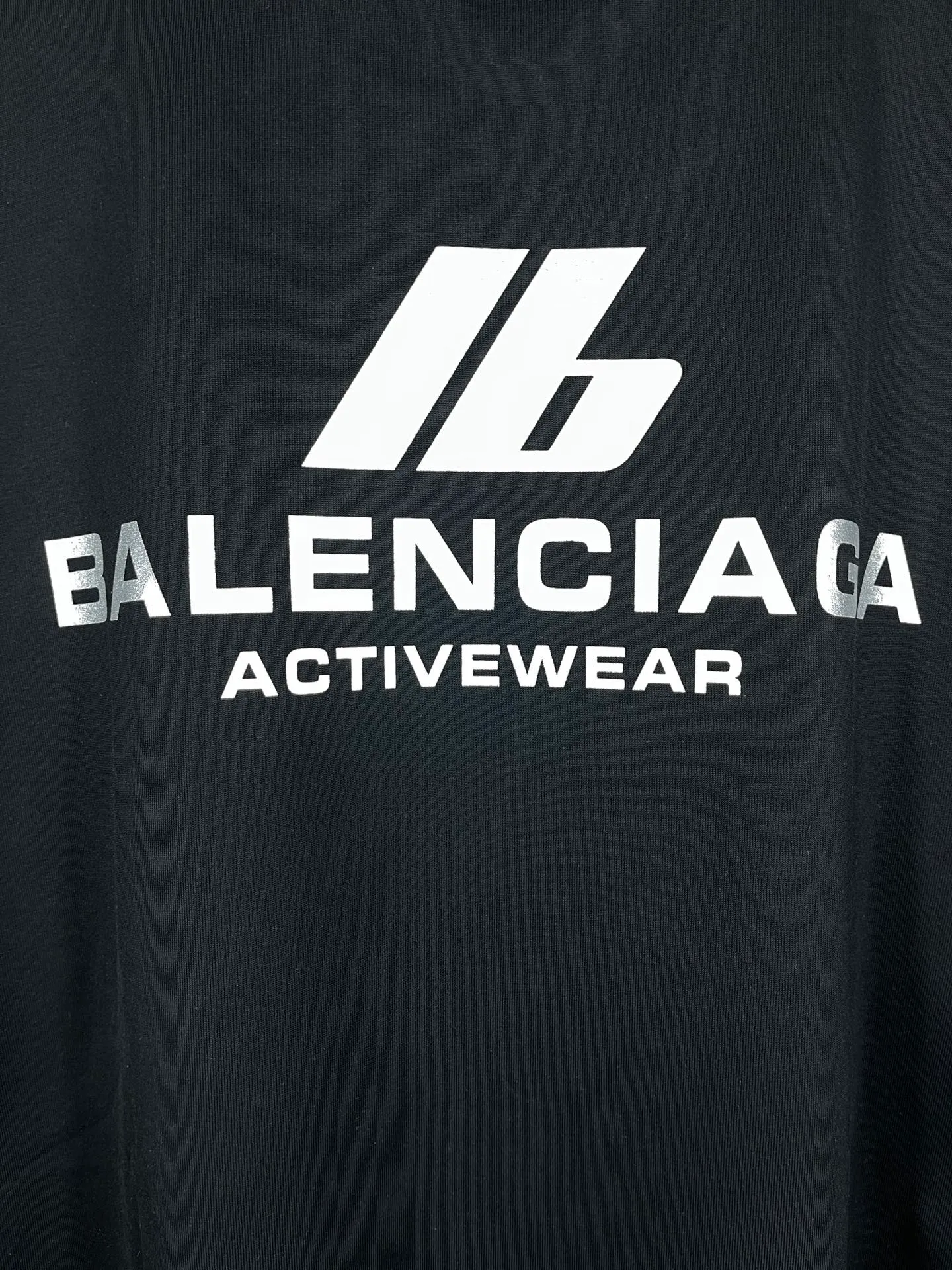 🅿️170 real photos [Top version. Official website quality] BALENCI*GA/Paris. 2024 new style. New LOGO front and back printed short-sleeved T-shirt, brick cabinet synchronization. Genuine product developed in the first time, happy to print and compare! The fabric is made of Paris ZP custom-woven and dyed cotton double yarn. Weighing 260 grams, the cloth surface is clean. The cloth pattern is clear, soft and comfortable. The threads are dyed with no color difference. The classic LOGO is printed using environmentally friendly imported materials, with clear letters and a three-dimensional effect. Restore the brick cabinet. Different market currency, welcome to compare, the version adopts OS loose shoulder version. Same style for men and women Coding: BL223312 Color. Black, white Size: XS to L