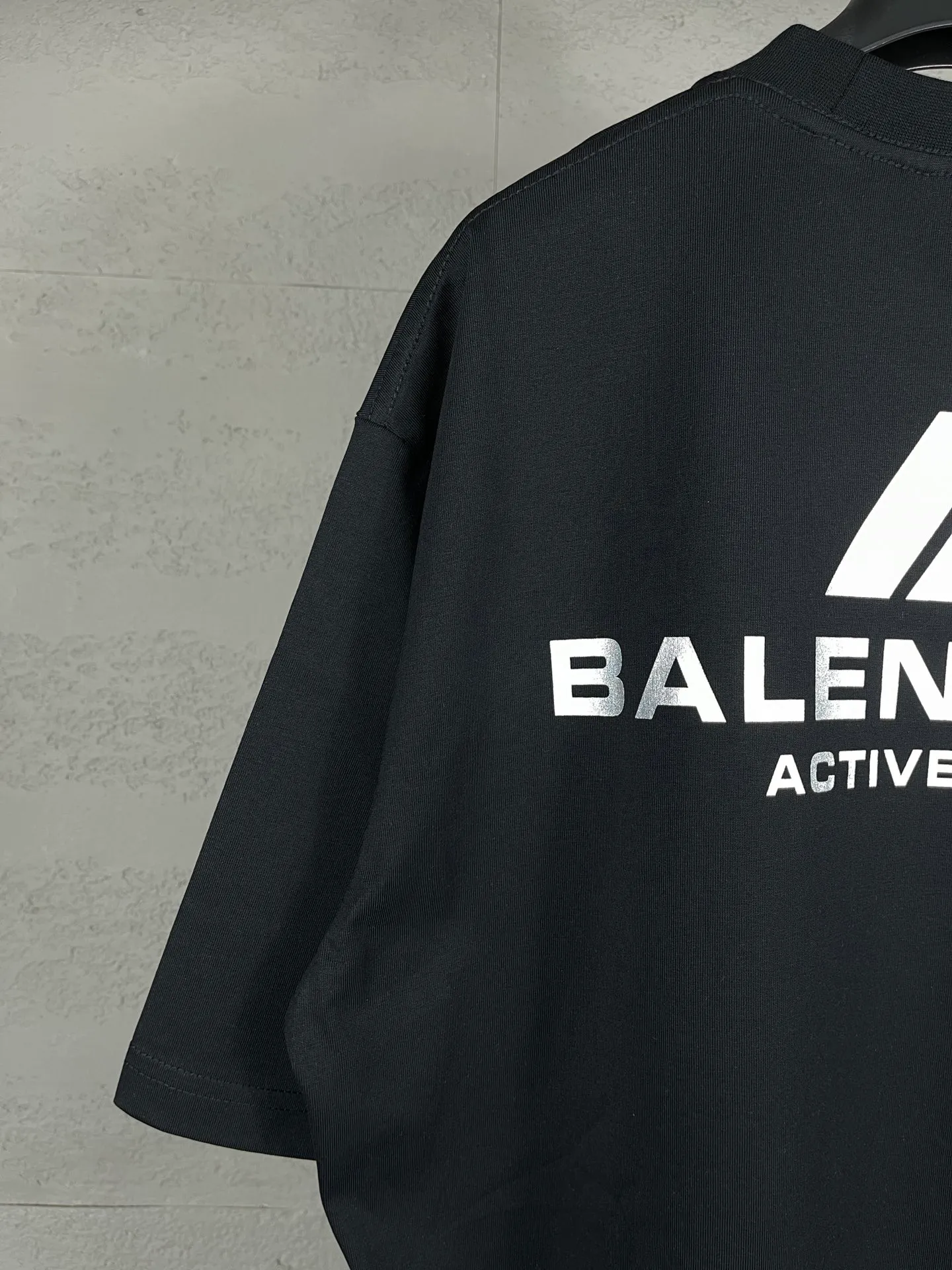 🅿️170 real photos [Top version. Official website quality] BALENCI*GA/Paris. 2024 new style. New LOGO front and back printed short-sleeved T-shirt, brick cabinet synchronization. Genuine product developed in the first time, happy to print and compare! The fabric is made of Paris ZP custom-woven and dyed cotton double yarn. Weighing 260 grams, the cloth surface is clean. The cloth pattern is clear, soft and comfortable. The threads are dyed with no color difference. The classic LOGO is printed using environmentally friendly imported materials, with clear letters and a three-dimensional effect. Restore the brick cabinet. Different market currency, welcome to compare, the version adopts OS loose shoulder version. Same style for men and women Coding: BL223312 Color. Black, white Size: XS to L