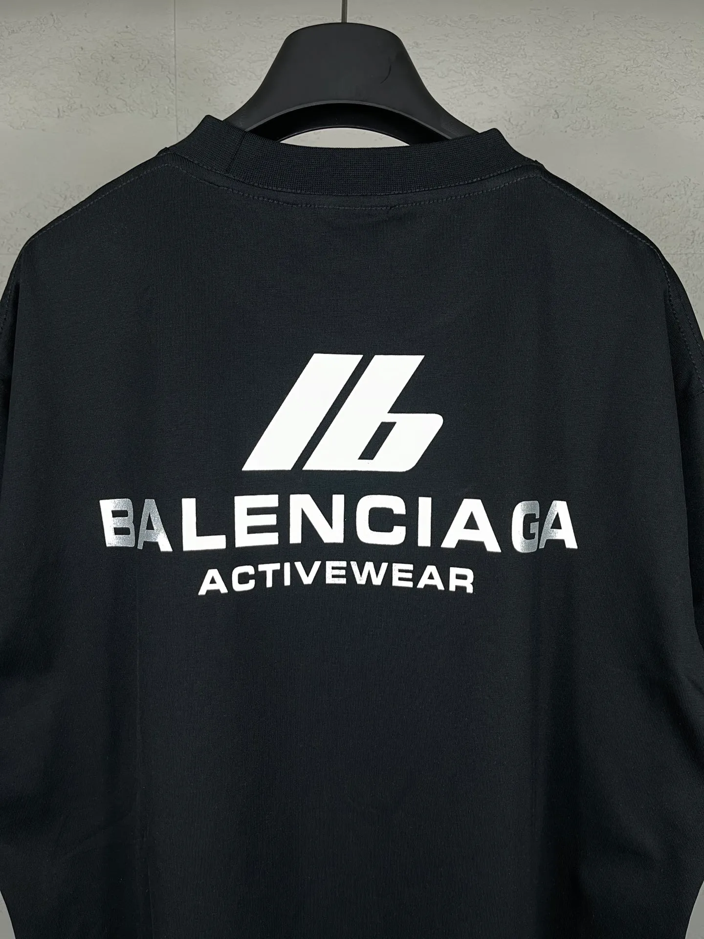 🅿️170 real photos [Top version. Official website quality] BALENCI*GA/Paris. 2024 new style. New LOGO front and back printed short-sleeved T-shirt, brick cabinet synchronization. Genuine product developed in the first time, happy to print and compare! The fabric is made of Paris ZP custom-woven and dyed cotton double yarn. Weighing 260 grams, the cloth surface is clean. The cloth pattern is clear, soft and comfortable. The threads are dyed with no color difference. The classic LOGO is printed using environmentally friendly imported materials, with clear letters and a three-dimensional effect. Restore the brick cabinet. Different market currency, welcome to compare, the version adopts OS loose shoulder version. Same style for men and women Coding: BL223312 Color. Black, white Size: XS to L