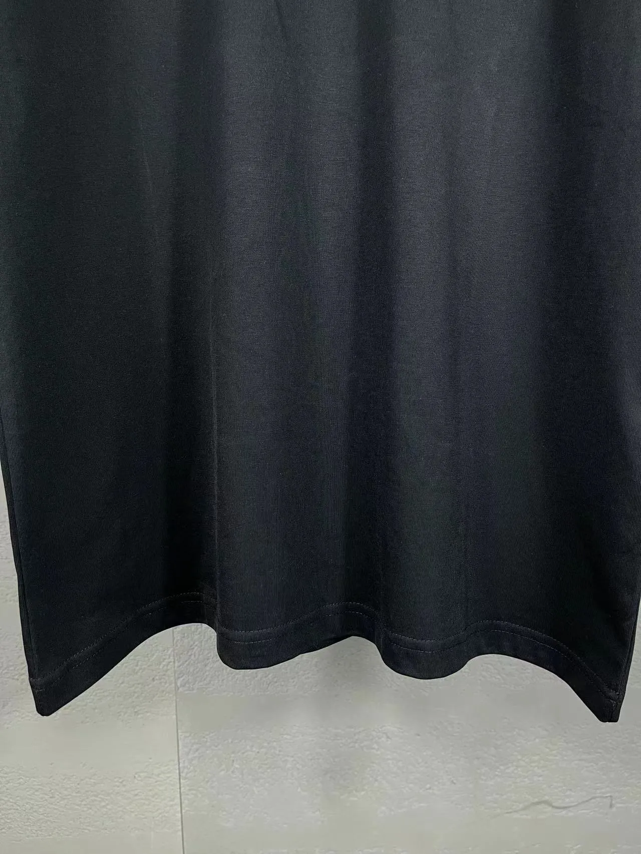 🅿️170 real photos [Top version. Official website quality] BALENCI*GA/Paris. 2024 new style. New LOGO front and back printed short-sleeved T-shirt, brick cabinet synchronization. Genuine product developed in the first time, happy to print and compare! The fabric is made of Paris ZP custom-woven and dyed cotton double yarn. Weighing 260 grams, the cloth surface is clean. The cloth pattern is clear, soft and comfortable. The threads are dyed with no color difference. The classic LOGO is printed using environmentally friendly imported materials, with clear letters and a three-dimensional effect. Restore the brick cabinet. Different market currency, welcome to compare, the version adopts OS loose shoulder version. Same style for men and women Coding: BL223312 Color. Black, white Size: XS to L