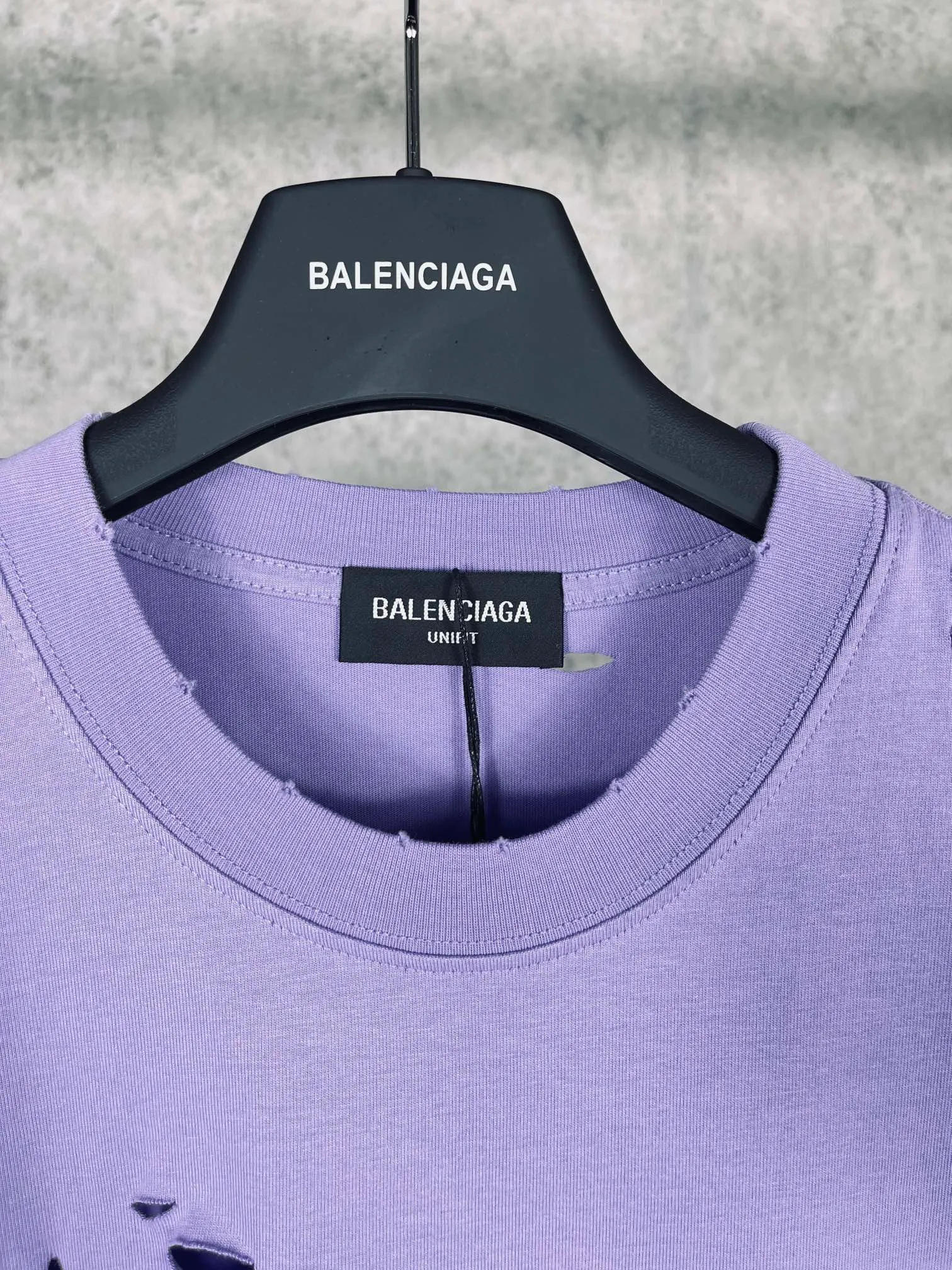🅿️166 Actual pictures [Top version. Official website quality] BALENCI*GA/Paris. Classic letter LOGO printed ready-to-wear, washed, distressed, hole-cut, short-sleeved T-shirt. Brick cabinet synchronization. The fabric is made of Paris ZP custom-woven and dyed 100% cotton double yarn compact cotton. The weight is 260 grams, the cloth surface is clean. The cloth pattern is clear, soft and comfortable. The threads are dyed with no color difference. The classic pattern is printed with environmentally friendly imported materials, straight cracks and cracked glue. Precision printing screen, the letters are clear and the effect is three-dimensional. Restored brick cabinet. Ready-made garments are washed and worn, many people grind and cut them by hand. They are produced with heavy craftsmanship. Different market currency. Welcome to compare. The version adopts OS loose shoulder version. Same style for men and women. Coding: BL223033 Color: black, white, dark coffee, purple, lake blue, red, army green Size: XS to L