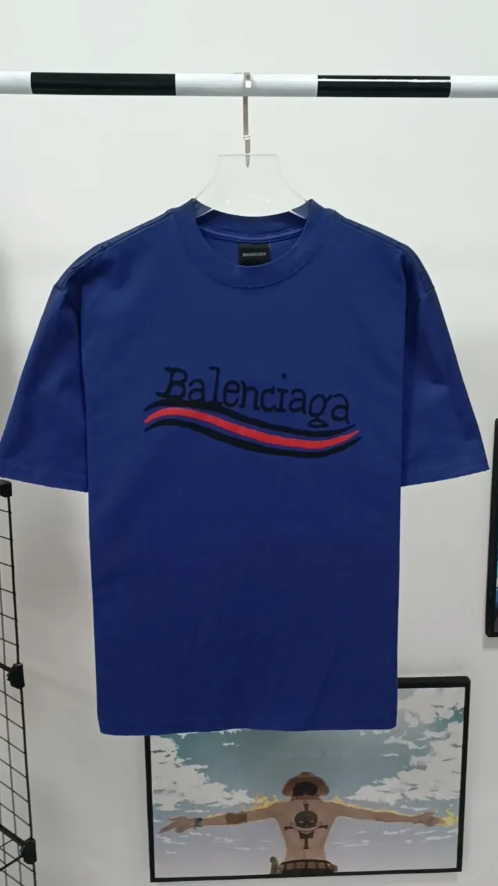 Frontal real-shot video————The top tested version of BALENCIAGA 23SS, the same style of pure cotton loose-fitting Cola Malone graffiti ripped short-sleeved T-shirt for male and female couples stars. Customized 1:1 colorless dyed fabric. Matched threads. Double enzyme garment wash to ensure durability and washability and not easy to deform. Imported machine water-based ink printing, delicate printing, like graffiti. Purely hand-washed, polished and aged! Comparable to yb, the quality is very different from the market version. If you know the goods, please compare. The fabric is made of 280g double-ply double-yarn plain cotton loose fabric. It feels smooth, loose, breathable and full of drape.  Color: Yellow Blue Size: XS-L P:270