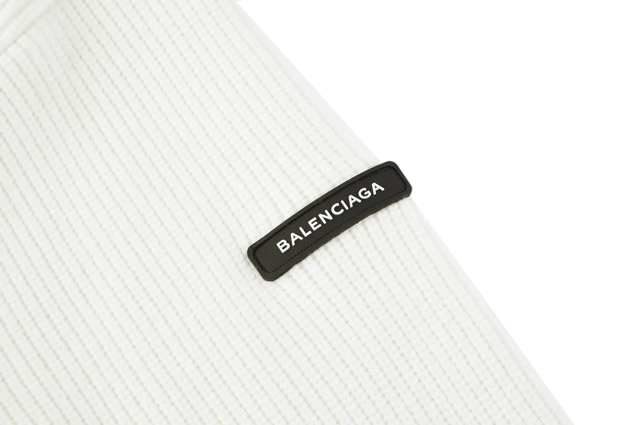 🅿️520 [Exclusive supply] BLCG silicone leather label knitted cardigan with arm sleeves (white). The original version was purchased and developed for 16,800. The fabric is made of custom-woven Xinjiang 45-count worsted wool yarn, which is not easy to pill, shrinks, and deforms. Cixing CX model has dual systems, 7 needles and 5 wool knitted piques, synchronized with luxury methods, and 1*1 rib knitting on the hem and cuffs. The large-body pique ingot weave is full of bumps and convexes, the armbands are molded with small glue labels, and the armbands are sewn with hand-cranked threads. Customized natural resin engraved buttons, the whole piece is made of special wool washing technology, OS silhouette is cut in a loose version, different from the old model with 23 fine needles, the latest version and the latest technology, the upper body has a stylish and good texture. Size:S-M-L