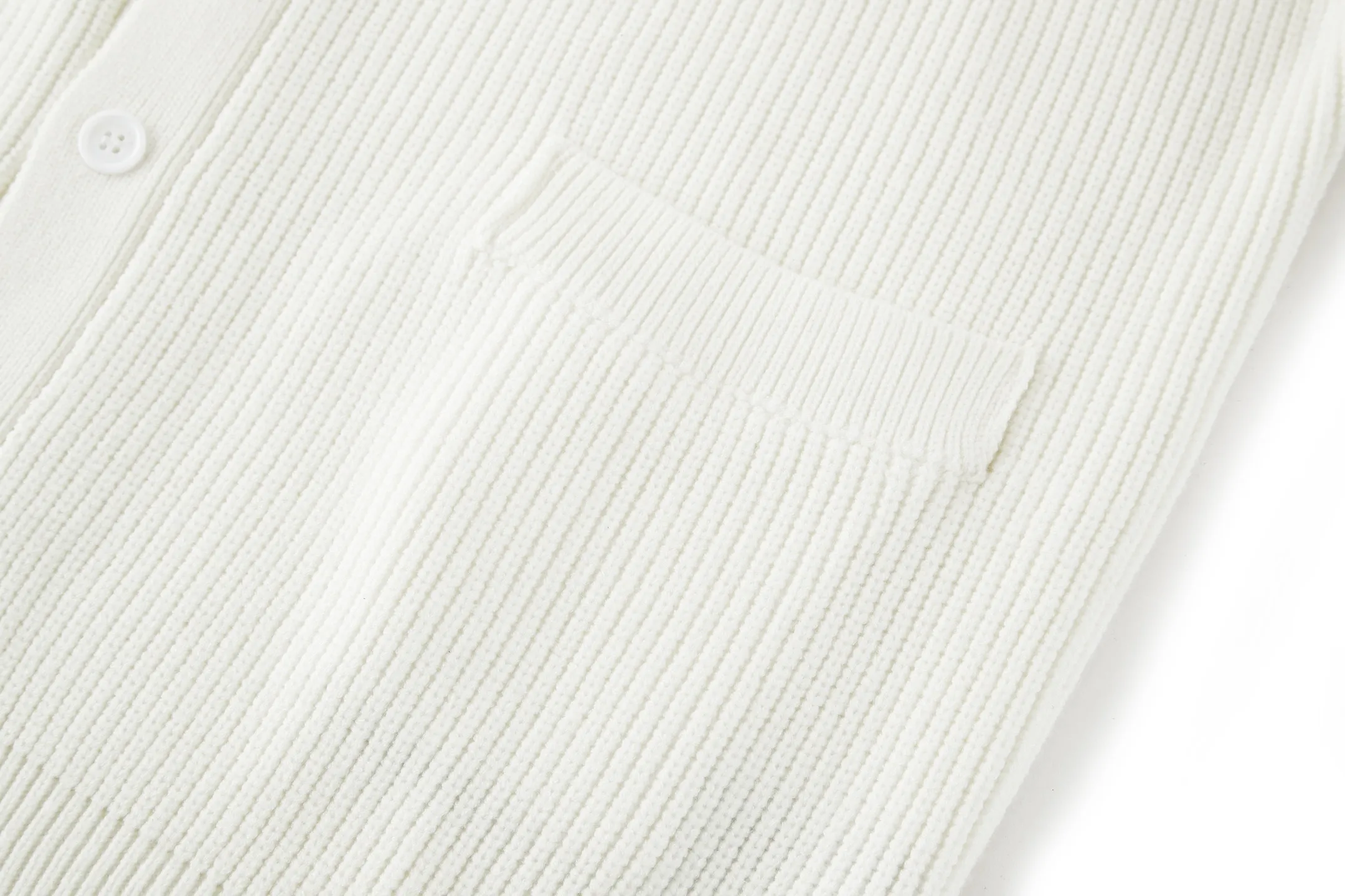 🅿️520 [Exclusive supply] BLCG silicone leather label knitted cardigan with arm sleeves (white). The original version was purchased and developed for 16,800. The fabric is made of custom-woven Xinjiang 45-count worsted wool yarn, which is not easy to pill, shrinks, and deforms. Cixing CX model has dual systems, 7 needles and 5 wool knitted piques, synchronized with luxury methods, and 1*1 rib knitting on the hem and cuffs. The large-body pique ingot weave is full of bumps and convexes, the armbands are molded with small glue labels, and the armbands are sewn with hand-cranked threads. Customized natural resin engraved buttons, the whole piece is made of special wool washing technology, OS silhouette is cut in a loose version, different from the old model with 23 fine needles, the latest version and the latest technology, the upper body has a stylish and good texture. Size:S-M-L
