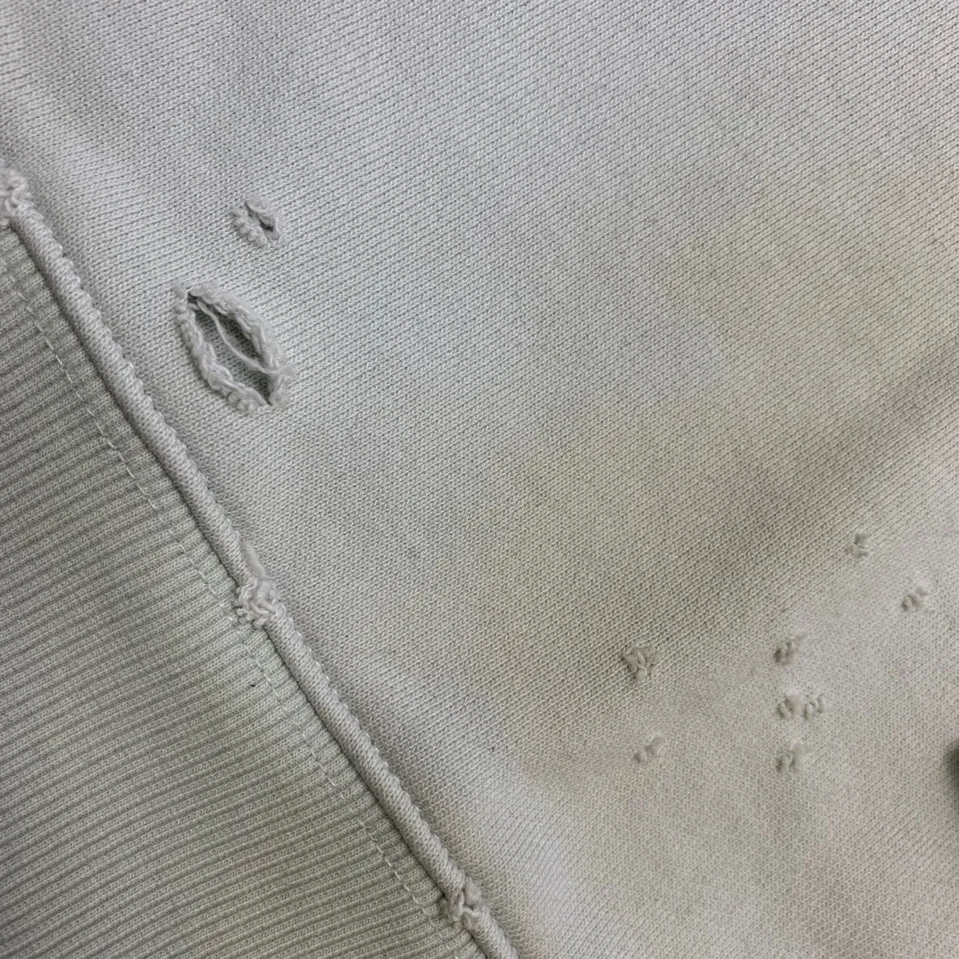 Additional details————Top-level verified version 23FW BALENCIAGA Paris Manchester United limited edition distressed male and female couple star same style pure cotton loose hooded sweatshirt [very suitable for Douyin, and other platforms! The letters in the LOGO position have been damaged and polished! 】 The fabric is custom-made washed knitted cotton terry material. The upper body is very soft. The front panel uses a classic hand pocket with a worn effect. The overall yellow and dirty effect is all artificially sprayed with majolica. It requires proficiency and experience to achieve this natural and elegant effect!  Customized towel embroidery on the chest, heavily damaged! The aging effect is very obvious! The overall artificial positioning coating is hand-made, washed and dirty. The frayed hole craftsmanship has a hand-painted graffiti effect. The arms behind the bend are made of open-stitch frayed craftsmanship. The wiring is delicate. Elastic cuff design. The whole body is hand-positioned with muddy dyeing and frayed effect! Ready-made garments are washed twice with water +➕ once with wax. It feels smooth!   The Manchester United letters and logo on the chest are designed with full embroidery and the details are visible!  Size: XS-L Color: White Black P: 470
