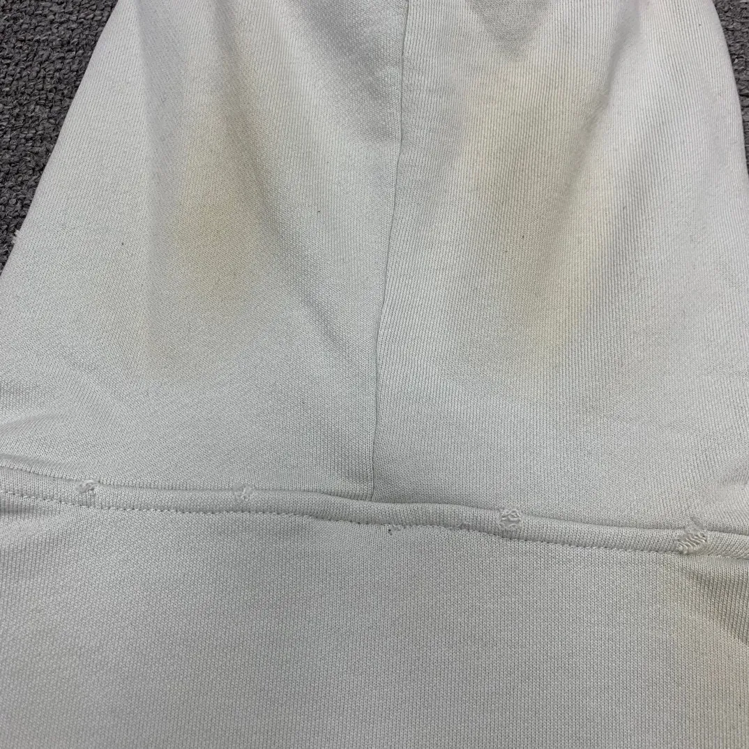 Additional details————Top-level verified version 23FW BALENCIAGA Paris Manchester United limited edition distressed male and female couple star same style pure cotton loose hooded sweatshirt [very suitable for Douyin, and other platforms! The letters in the LOGO position have been damaged and polished! 】 The fabric is custom-made washed knitted cotton terry material. The upper body is very soft. The front panel uses a classic hand pocket with a worn effect. The overall yellow and dirty effect is all artificially sprayed with majolica. It requires proficiency and experience to achieve this natural and elegant effect!  Customized towel embroidery on the chest, heavily damaged! The aging effect is very obvious! The overall artificial positioning coating is hand-made, washed and dirty. The frayed hole craftsmanship has a hand-painted graffiti effect. The arms behind the bend are made of open-stitch frayed craftsmanship. The wiring is delicate. Elastic cuff design. The whole body is hand-positioned with muddy dyeing and frayed effect! Ready-made garments are washed twice with water +➕ once with wax. It feels smooth!   The Manchester United letters and logo on the chest are designed with full embroidery and the details are visible!  Size: XS-L Color: White Black P: 470