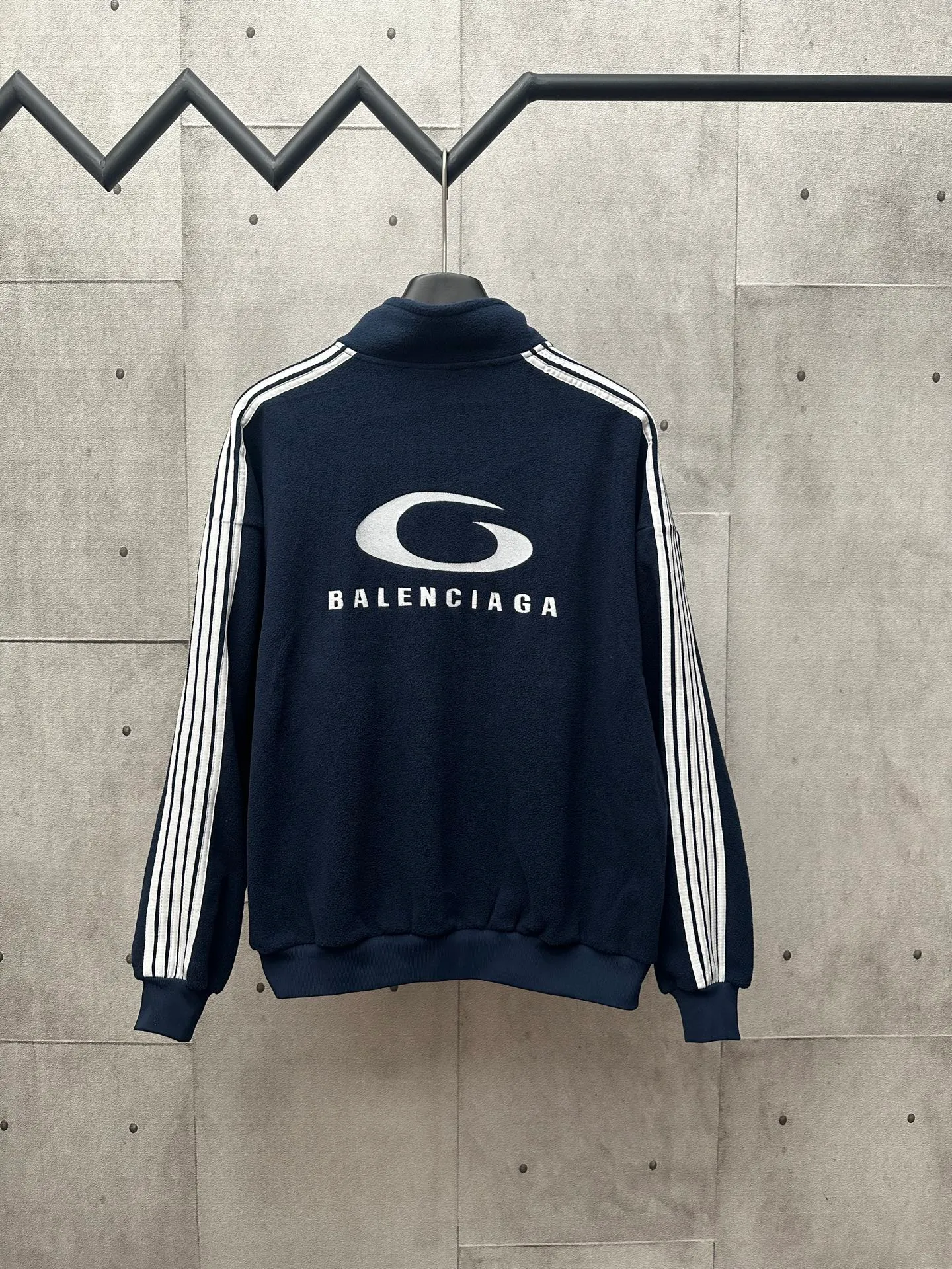 🅿️500 BALENCIAGA 25FW Autumn and Winter stand-up collar silhouette tailoring jacket Customized fleece fabric Small brand logo label embroidery on the front Large logo pattern on the back White webbing embellishment on the side of the sleeves Knitted rib sleeves and hem Diagonal pockets Simple design style Loose fit Uniform for men and women Size: S M L XL