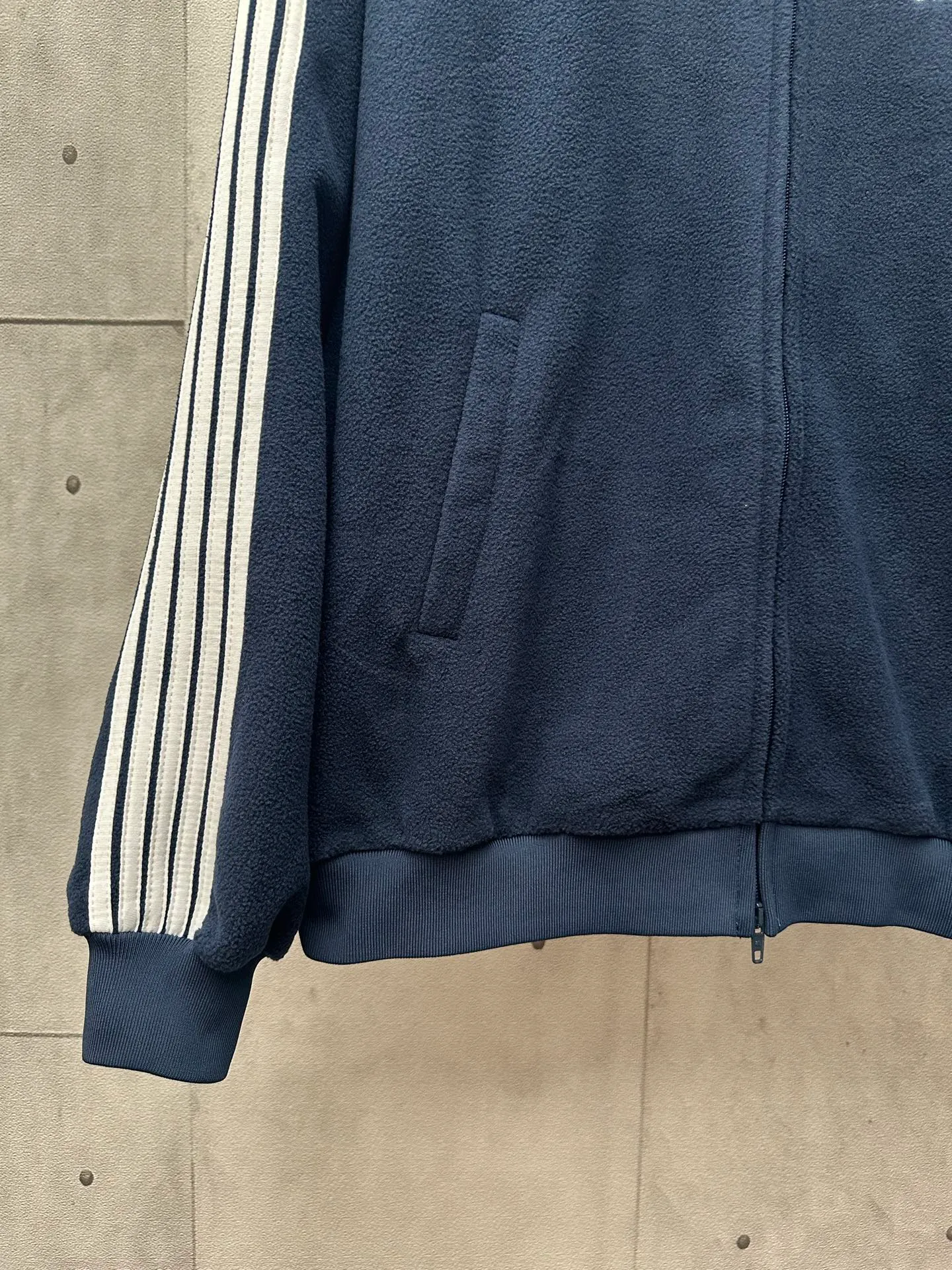 🅿️500 BALENCIAGA 25FW Autumn and Winter stand-up collar silhouette tailoring jacket Customized fleece fabric Small brand logo label embroidery on the front Large logo pattern on the back White webbing embellishment on the side of the sleeves Knitted rib sleeves and hem Diagonal pockets Simple design style Loose fit Uniform for men and women Size: S M L XL
