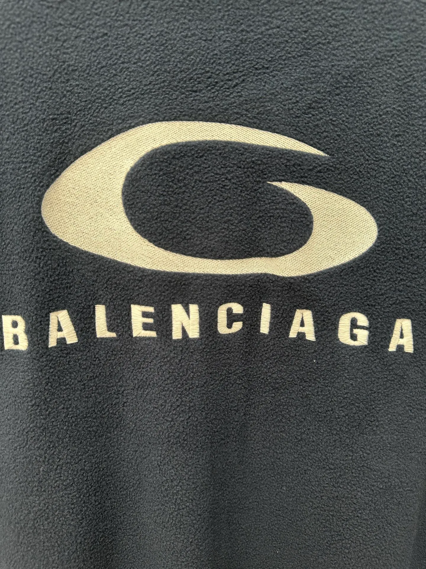 🅿️500 BALENCIAGA 25FW Autumn and Winter stand-up collar silhouette tailoring jacket Customized fleece fabric Small brand logo label embroidery on the front Large logo pattern on the back White webbing embellishment on the side of the sleeves Knitted rib sleeves and hem Diagonal pockets Simple design style Loose fit Uniform for men and women Size: S M L XL