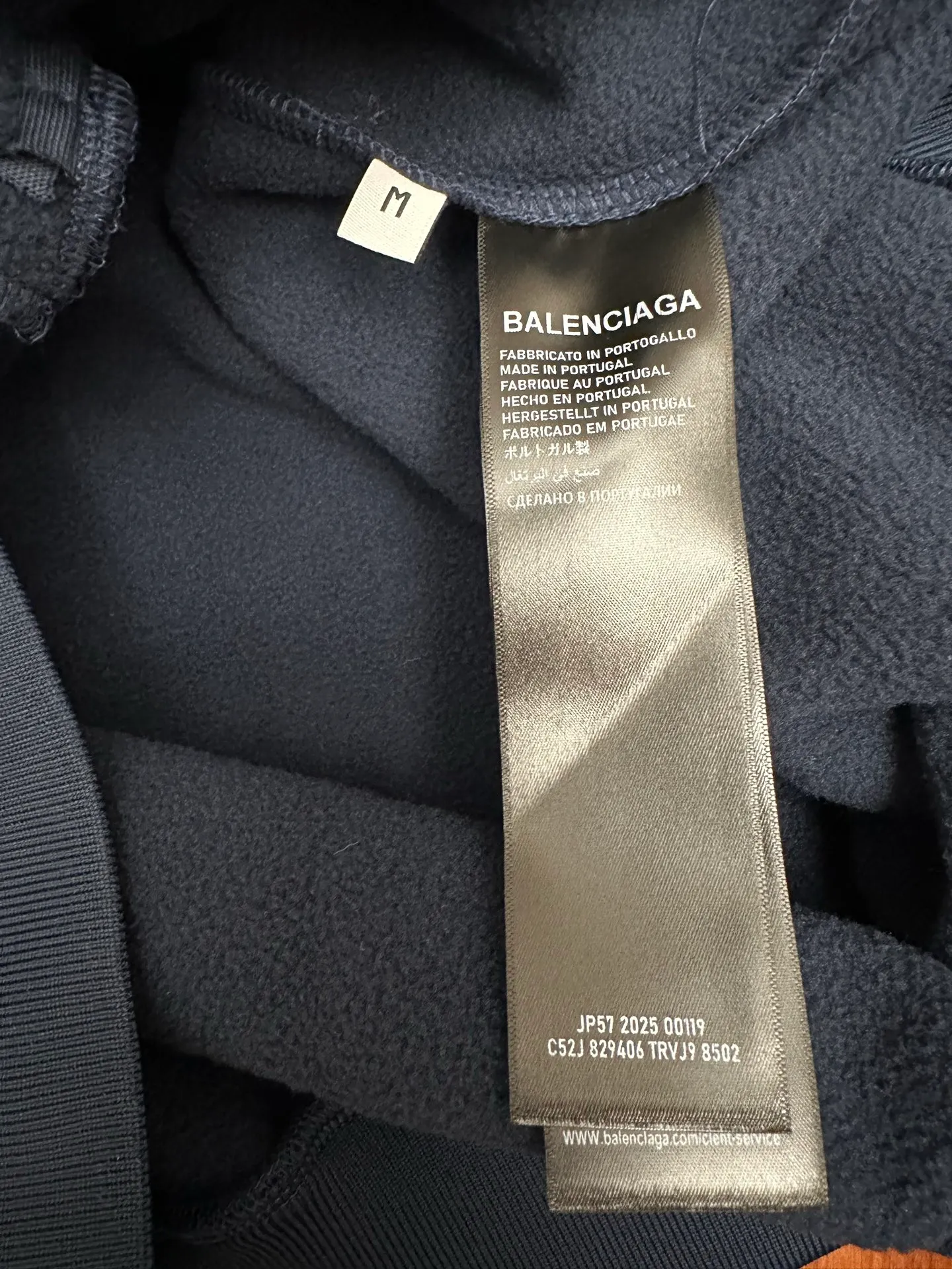 🅿️500 BALENCIAGA 25FW Autumn and Winter stand-up collar silhouette tailoring jacket Customized fleece fabric Small brand logo label embroidery on the front Large logo pattern on the back White webbing embellishment on the side of the sleeves Knitted rib sleeves and hem Diagonal pockets Simple design style Loose fit Uniform for men and women Size: S M L XL