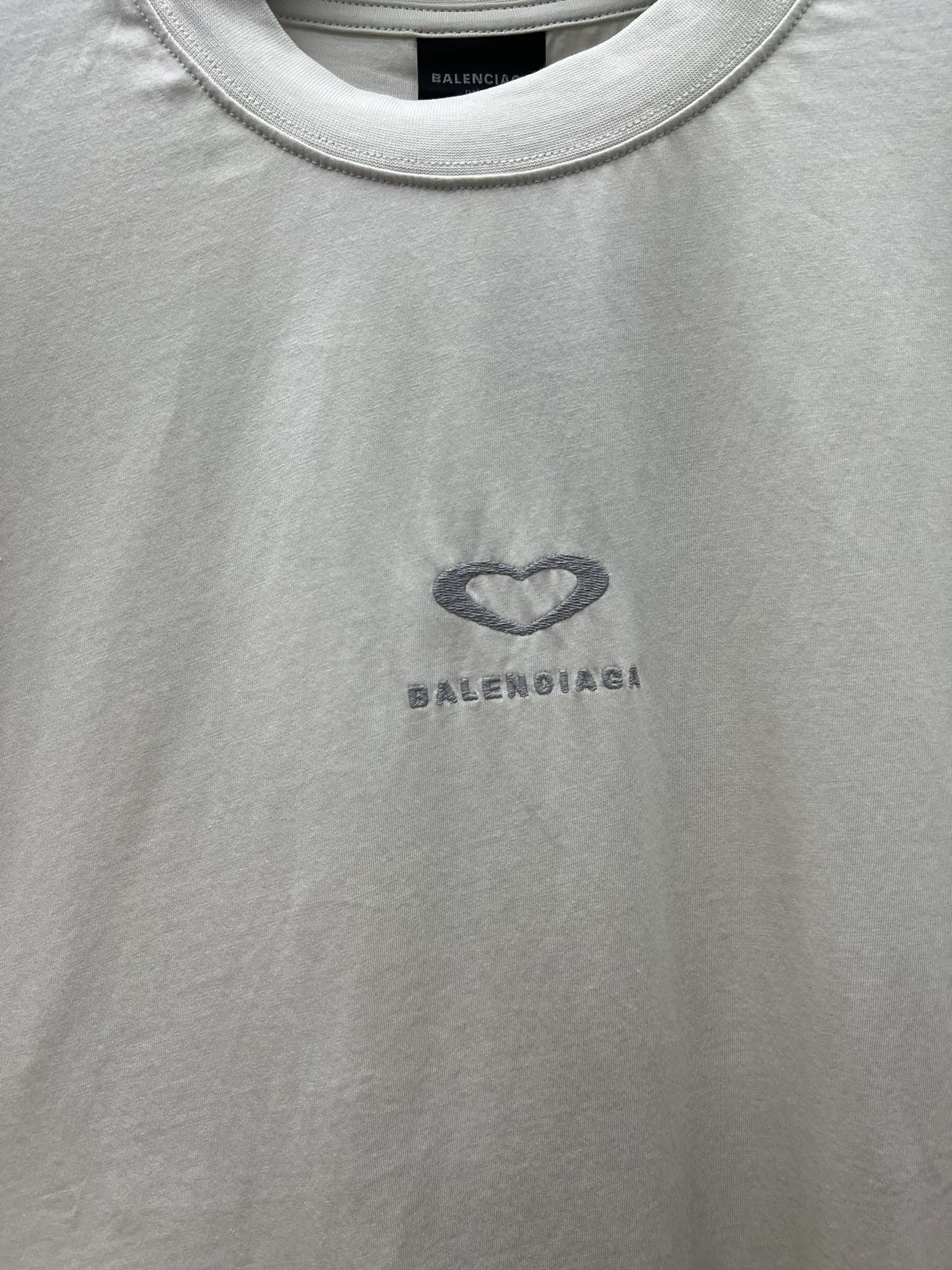 🅿️260 Paris 25ss new men's and women's distressed white jersey medium fit T-shirt, decorated with qixi 25 artwork embroidery on the front and the same print on the back. Size: S.M.L.XL.