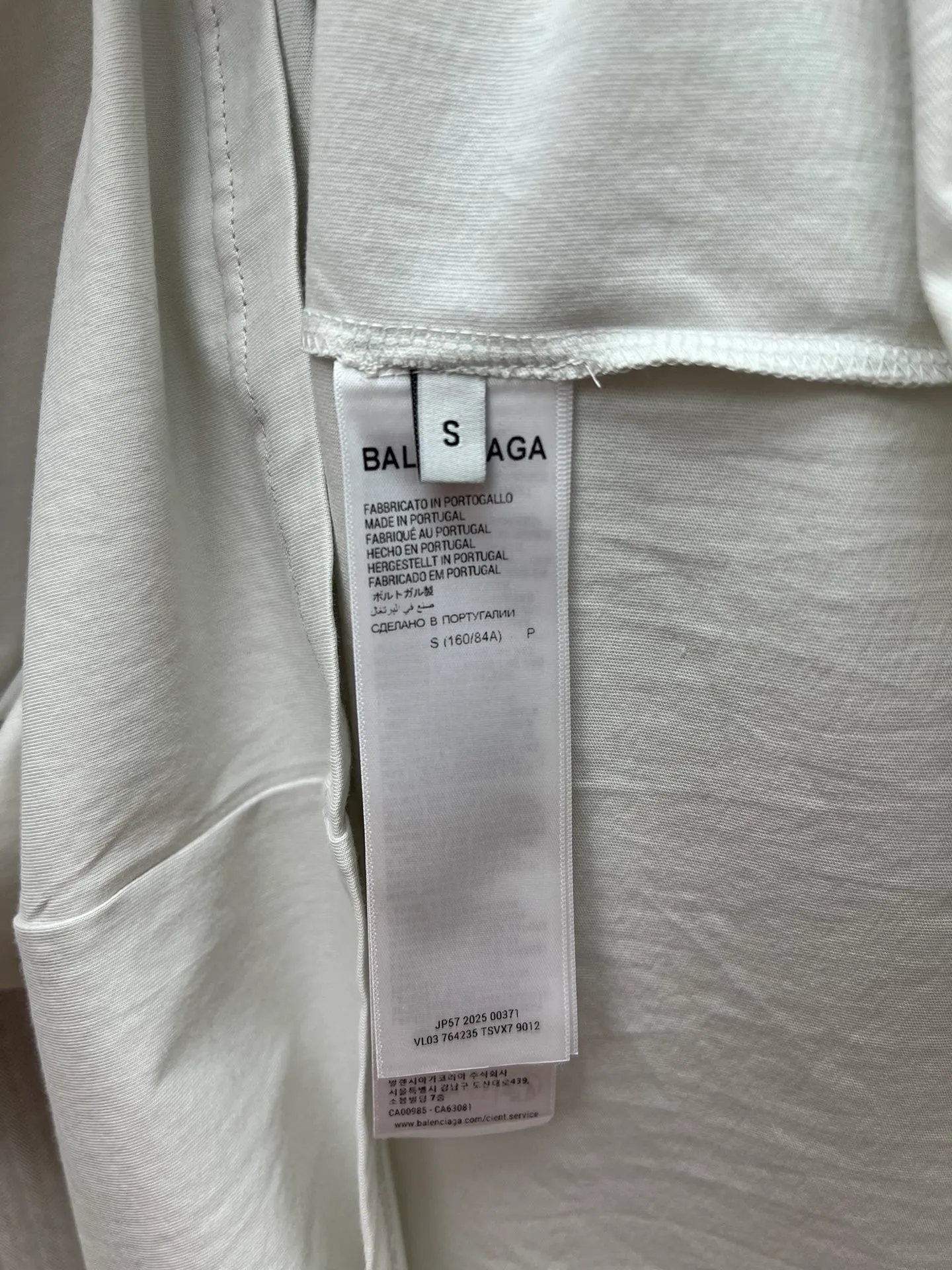 🅿️260 Paris 25ss new men's and women's distressed white jersey medium fit T-shirt, decorated with qixi 25 artwork embroidery on the front and the same print on the back. Size: S.M.L.XL.