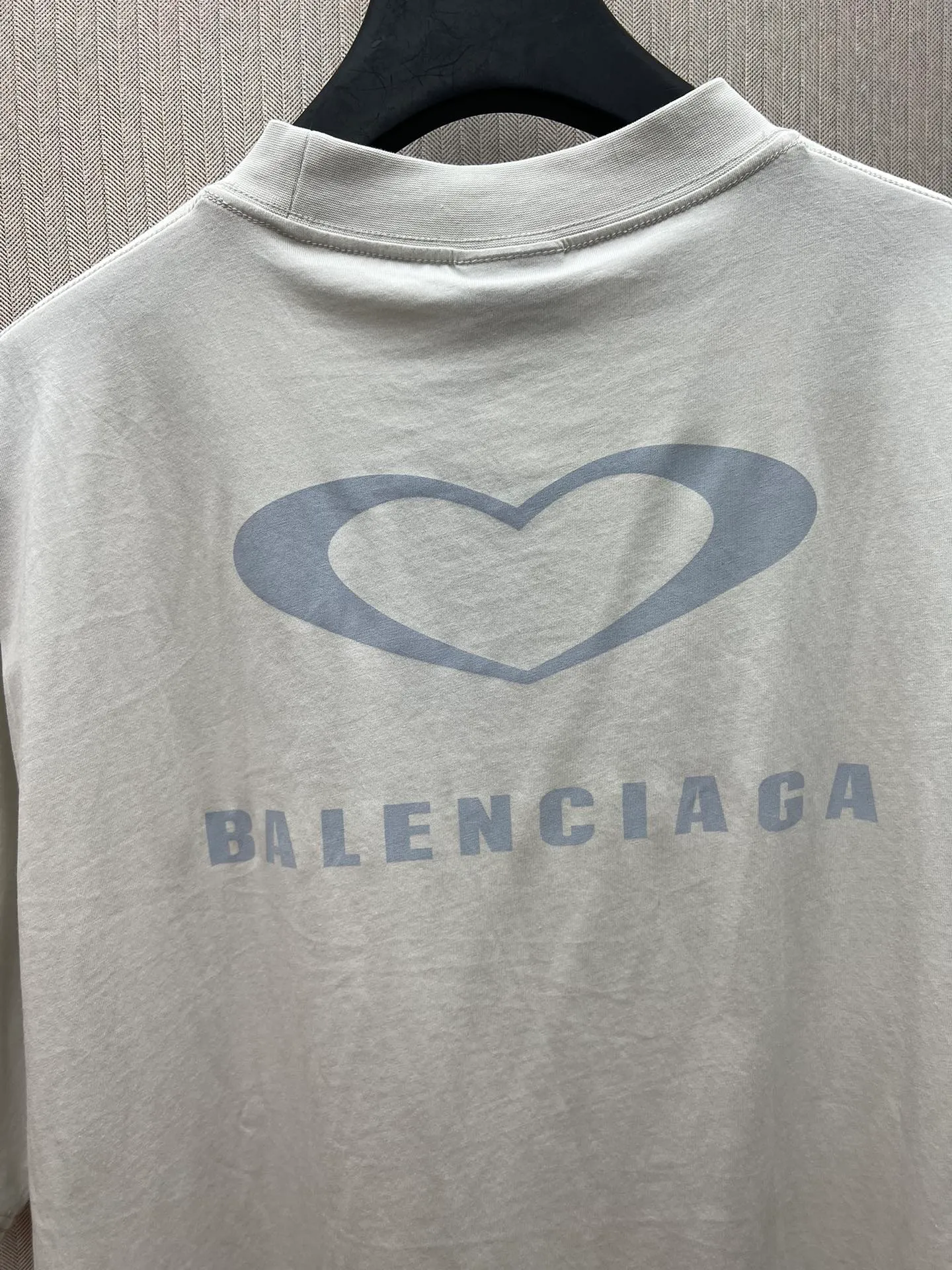 🅿️260 Paris 25ss new men's and women's distressed white jersey medium fit T-shirt, decorated with qixi 25 artwork embroidery on the front and the same print on the back. Size: S.M.L.XL.