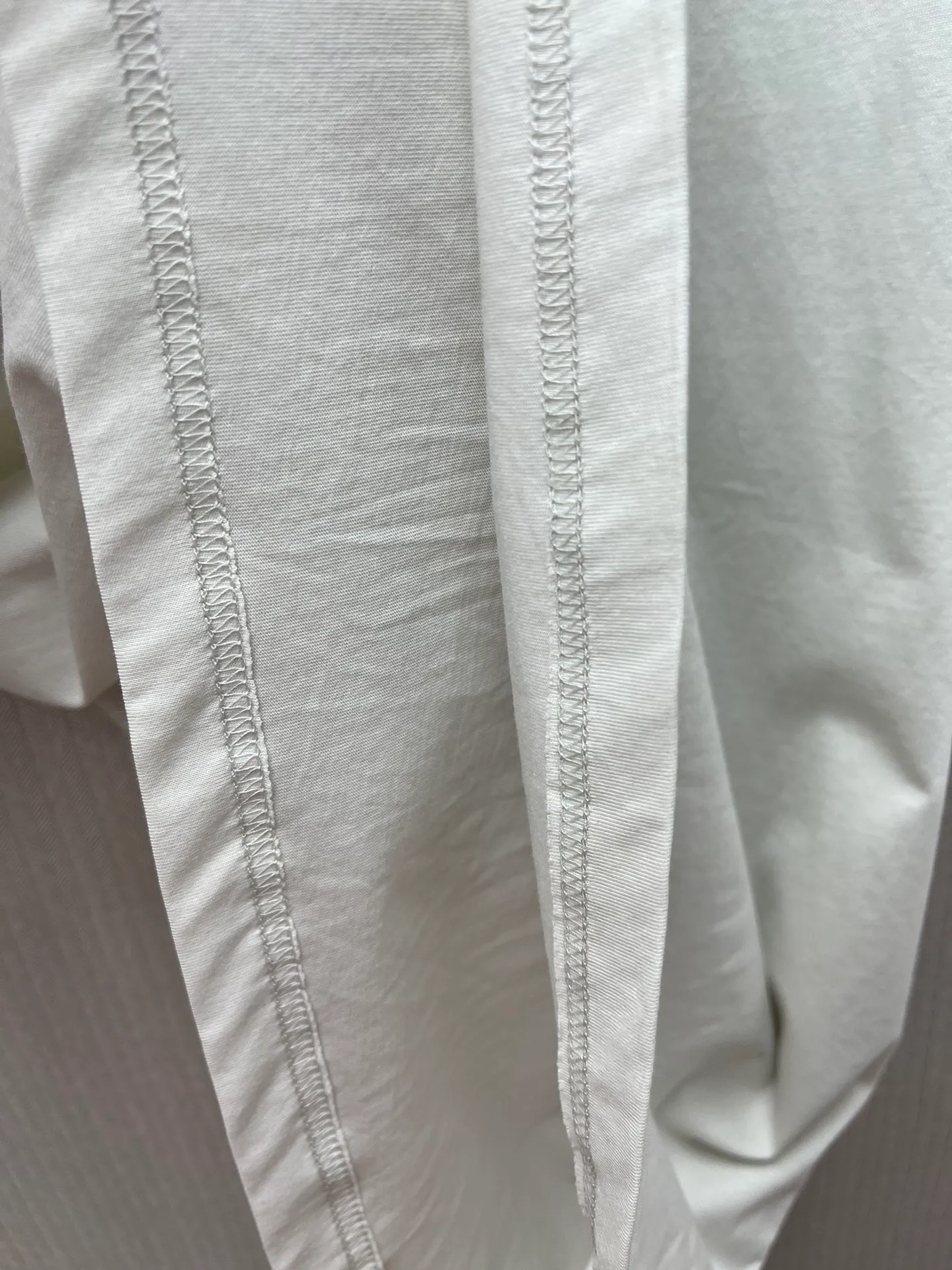 🅿️260 Paris 25ss new men's and women's distressed white jersey medium fit T-shirt, decorated with qixi 25 artwork embroidery on the front and the same print on the back. Size: S.M.L.XL.