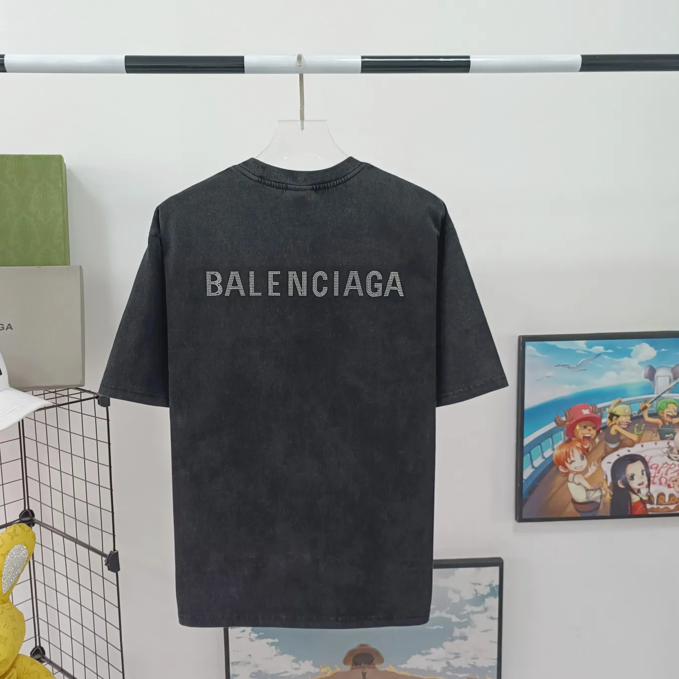 [Launched] Top tested version BALENCIAGA BLCG Balenciaga washed, distressed, frayed and perforated, the same style pure cotton short-sleeved T-shirt for male and female couples stars. The collision of very basic black distressed snowflakes and thousands of bling bling rhinestones is simply the best-looking, it really shines. Using pure cotton fabrics, heavy-duty washed enzyme ready-made garments fried snowflakes technology, to create a distressed retro black and gray color The rhinestones on the back are pressed with ultra-fine high temperature and are not easy to fall off. They are very delicate and show the feel of Swarovski rhinestones. They are full of high-end and motorcycle, showing luxury. Classic and durable. The rhinestones sparkle brilliantly no matter in the sun. Casual and loose version, lazy and casual, invincible slimming. Same style for men and women, very fashionable casually. Color: washed black The fabric is made of 280g double-ply double-yarn plain cotton loose fabric, and the washed weight of the finished product is as high as 400g! Size: XS-L P:310