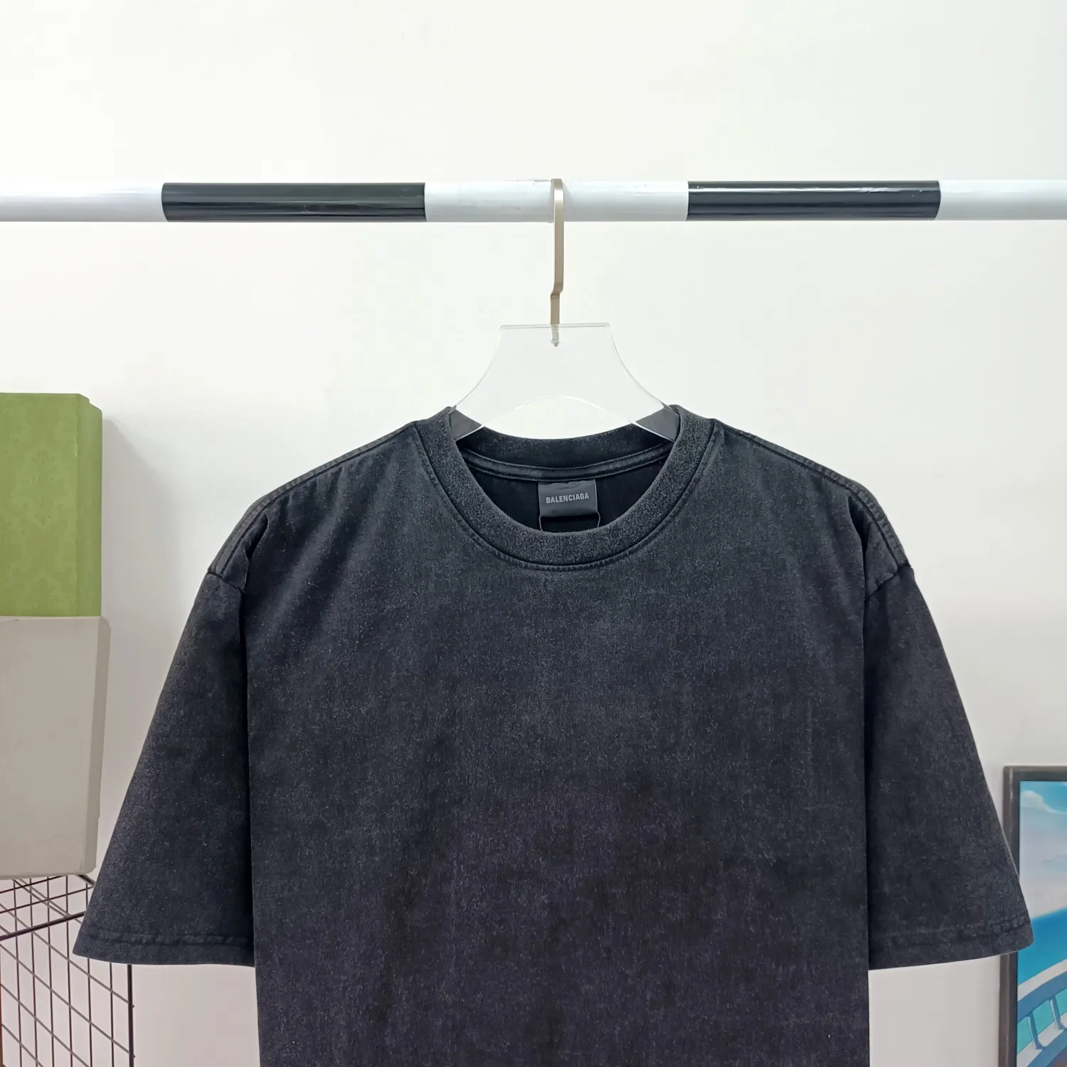 [Launched] Top tested version BALENCIAGA BLCG Balenciaga washed, distressed, frayed and perforated, the same style pure cotton short-sleeved T-shirt for male and female couples stars. The collision of very basic black distressed snowflakes and thousands of bling bling rhinestones is simply the best-looking, it really shines. Using pure cotton fabrics, heavy-duty washed enzyme ready-made garments fried snowflakes technology, to create a distressed retro black and gray color The rhinestones on the back are pressed with ultra-fine high temperature and are not easy to fall off. They are very delicate and show the feel of Swarovski rhinestones. They are full of high-end and motorcycle, showing luxury. Classic and durable. The rhinestones sparkle brilliantly no matter in the sun. Casual and loose version, lazy and casual, invincible slimming. Same style for men and women, very fashionable casually. Color: washed black The fabric is made of 280g double-ply double-yarn plain cotton loose fabric, and the washed weight of the finished product is as high as 400g! Size: XS-L P:310