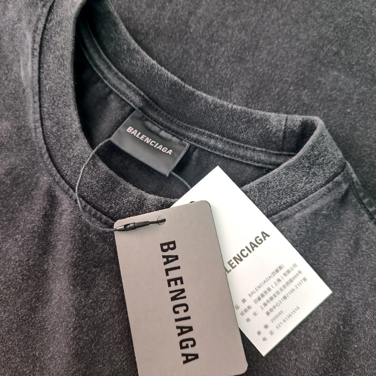 [Launched] Top tested version BALENCIAGA BLCG Balenciaga washed, distressed, frayed and perforated, the same style pure cotton short-sleeved T-shirt for male and female couples stars. The collision of very basic black distressed snowflakes and thousands of bling bling rhinestones is simply the best-looking, it really shines. Using pure cotton fabrics, heavy-duty washed enzyme ready-made garments fried snowflakes technology, to create a distressed retro black and gray color The rhinestones on the back are pressed with ultra-fine high temperature and are not easy to fall off. They are very delicate and show the feel of Swarovski rhinestones. They are full of high-end and motorcycle, showing luxury. Classic and durable. The rhinestones sparkle brilliantly no matter in the sun. Casual and loose version, lazy and casual, invincible slimming. Same style for men and women, very fashionable casually. Color: washed black The fabric is made of 280g double-ply double-yarn plain cotton loose fabric, and the washed weight of the finished product is as high as 400g! Size: XS-L P:310