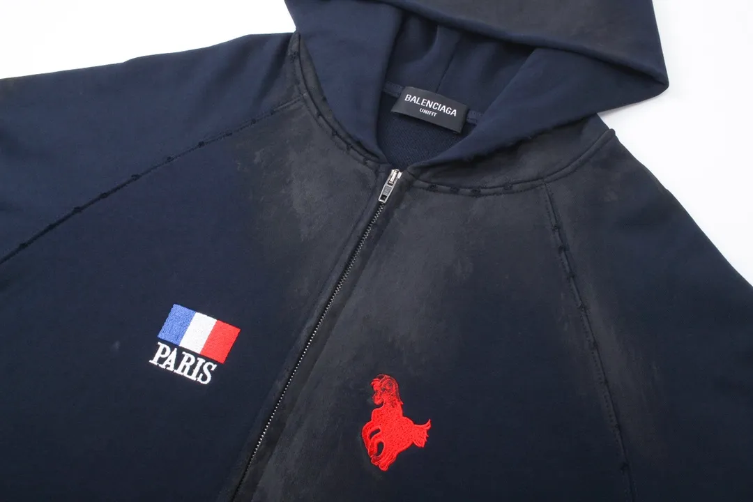🅿️416 Detailed picture [Top version. Official website quality] BALENCI*GA/Paris. New model, 22 Mustang polo embroidery, flag zipper hooded jacket, ready-to-wear frayed hand-painted overweight craftsmanship, embroidery using imported machine embroidery, high-density embroidery, pattern and logo more three-dimensional. The back is printed with imported glue. The finished product is hand-polished and hand-painted. The autumn and winter brick cabinets are synchronized. The fabric is made of Paris ZP custom-woven and dyed cotton double-yarn large parka. The net weight is 450 grams. The cloth surface is clean. The cloth pattern is clear, soft and comfortable. The threads are dyed with no color difference. Restored brick cabinets. The version adopts OS loose shoulder design. Same style for men and women. Code: BL238063 Color: Dark Blue Size: XS S M L