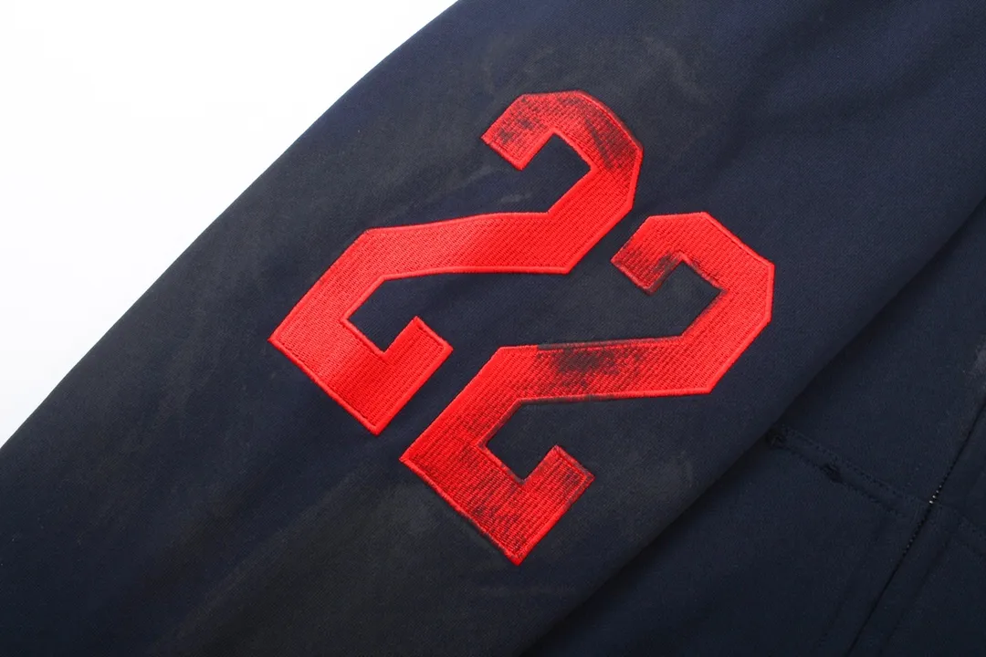 🅿️416 Detailed picture [Top version. Official website quality] BALENCI*GA/Paris. New model, 22 Mustang polo embroidery, flag zipper hooded jacket, ready-to-wear frayed hand-painted overweight craftsmanship, embroidery using imported machine embroidery, high-density embroidery, pattern and logo more three-dimensional. The back is printed with imported glue. The finished product is hand-polished and hand-painted. The autumn and winter brick cabinets are synchronized. The fabric is made of Paris ZP custom-woven and dyed cotton double-yarn large parka. The net weight is 450 grams. The cloth surface is clean. The cloth pattern is clear, soft and comfortable. The threads are dyed with no color difference. Restored brick cabinets. The version adopts OS loose shoulder design. Same style for men and women. Code: BL238063 Color: Dark Blue Size: XS S M L