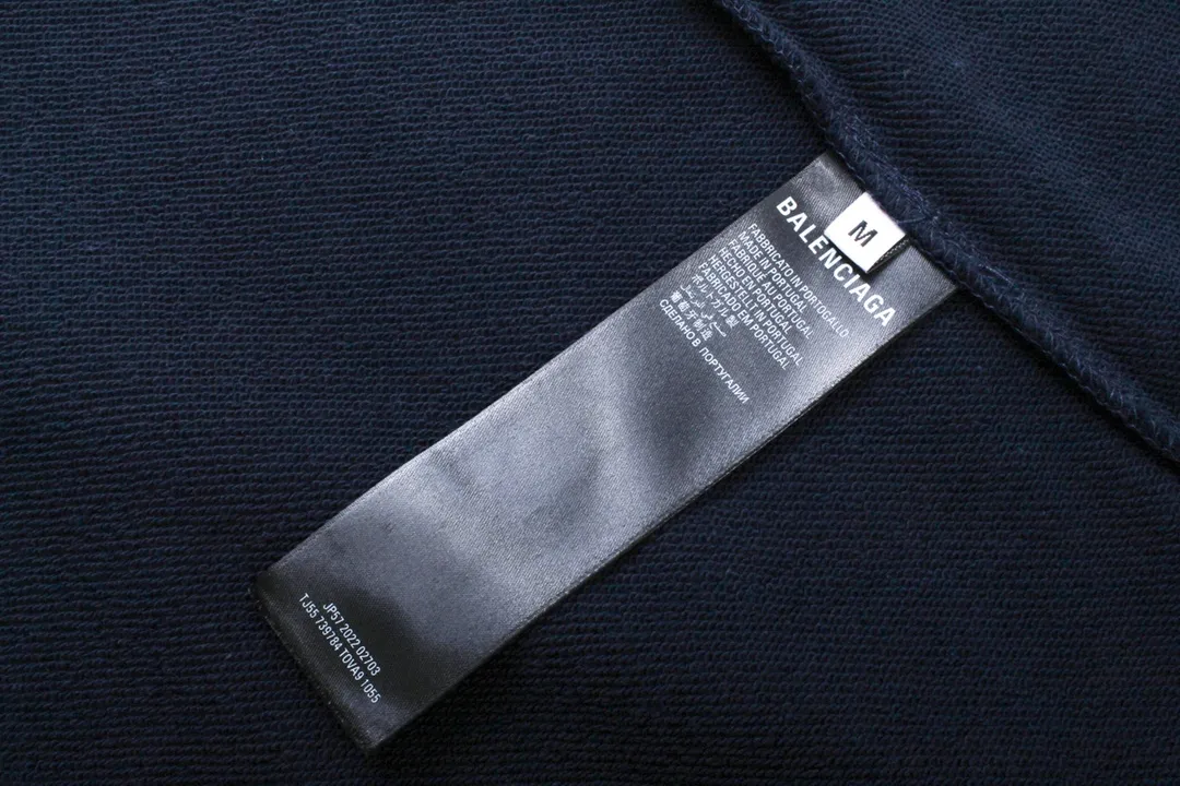 🅿️416 Detailed picture [Top version. Official website quality] BALENCI*GA/Paris. New model, 22 Mustang polo embroidery, flag zipper hooded jacket, ready-to-wear frayed hand-painted overweight craftsmanship, embroidery using imported machine embroidery, high-density embroidery, pattern and logo more three-dimensional. The back is printed with imported glue. The finished product is hand-polished and hand-painted. The autumn and winter brick cabinets are synchronized. The fabric is made of Paris ZP custom-woven and dyed cotton double-yarn large parka. The net weight is 450 grams. The cloth surface is clean. The cloth pattern is clear, soft and comfortable. The threads are dyed with no color difference. Restored brick cabinets. The version adopts OS loose shoulder design. Same style for men and women. Code: BL238063 Color: Dark Blue Size: XS S M L