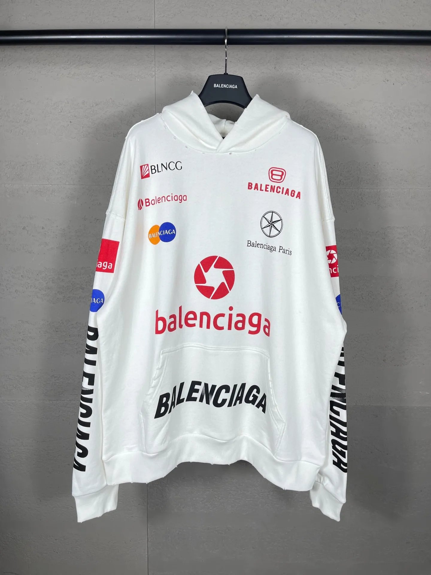 🅿️320 real photos [Top version. Official website quality] BALENCI*GA/Paris BALENCI*GA#2024 latest model, many classic full LOGO racing suits printed ready-to-wear worn hooded sweatshirts and brick cabinets synchronized. Genuine products are developed and developed in the first time. Welcome to compare! The fabric is made of Paris ZP custom-woven and dyed cotton sweatshirt. The weight is 450 grams. The cloth surface is clean. The cloth pattern is clear. It is soft and comfortable. It has good color fastness and is not easy to change color. The threads are woven and dyed with no color difference. The printing is done by computer direct printing, with a three-dimensional effect. The garments are distressed and worn, with ultra-high craftsmanship. The version adopts the OS loose shoulder style. Same style for men and women. Coding: BL238009 Color: white, dark blue gray Size: XS S M L