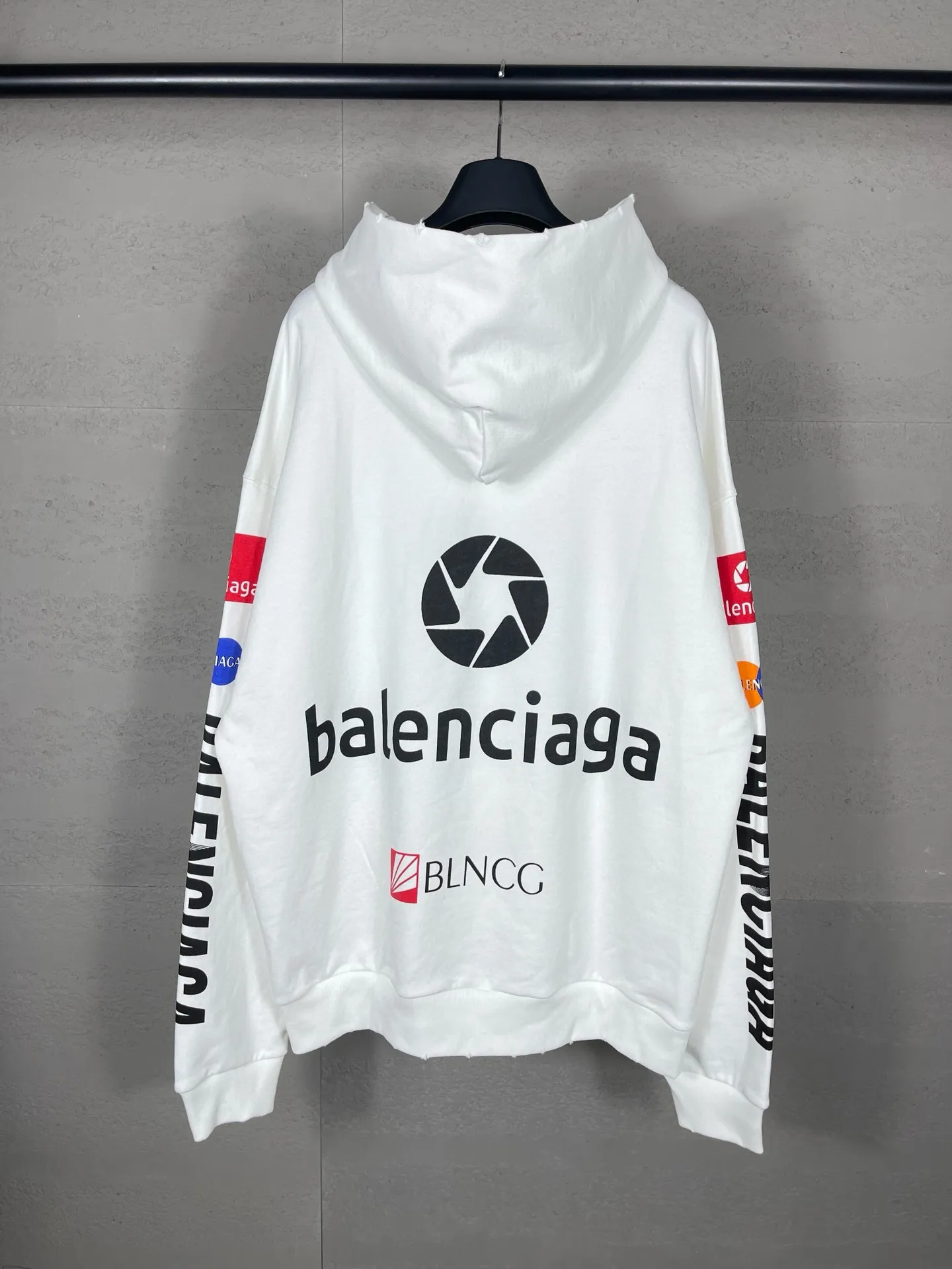 🅿️320 real photos [Top version. Official website quality] BALENCI*GA/Paris BALENCI*GA#2024 latest model, many classic full LOGO racing suits printed ready-to-wear worn hooded sweatshirts and brick cabinets synchronized. Genuine products are developed and developed in the first time. Welcome to compare! The fabric is made of Paris ZP custom-woven and dyed cotton sweatshirt. The weight is 450 grams. The cloth surface is clean. The cloth pattern is clear. It is soft and comfortable. It has good color fastness and is not easy to change color. The threads are woven and dyed with no color difference. The printing is done by computer direct printing, with a three-dimensional effect. The garments are distressed and worn, with ultra-high craftsmanship. The version adopts the OS loose shoulder style. Same style for men and women. Coding: BL238009 Color: white, dark blue gray Size: XS S M L