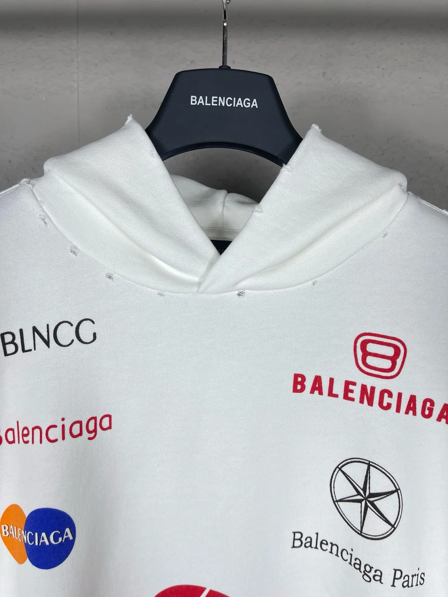 🅿️320 real photos [Top version. Official website quality] BALENCI*GA/Paris BALENCI*GA#2024 latest model, many classic full LOGO racing suits printed ready-to-wear worn hooded sweatshirts and brick cabinets synchronized. Genuine products are developed and developed in the first time. Welcome to compare! The fabric is made of Paris ZP custom-woven and dyed cotton sweatshirt. The weight is 450 grams. The cloth surface is clean. The cloth pattern is clear. It is soft and comfortable. It has good color fastness and is not easy to change color. The threads are woven and dyed with no color difference. The printing is done by computer direct printing, with a three-dimensional effect. The garments are distressed and worn, with ultra-high craftsmanship. The version adopts the OS loose shoulder style. Same style for men and women. Coding: BL238009 Color: white, dark blue gray Size: XS S M L