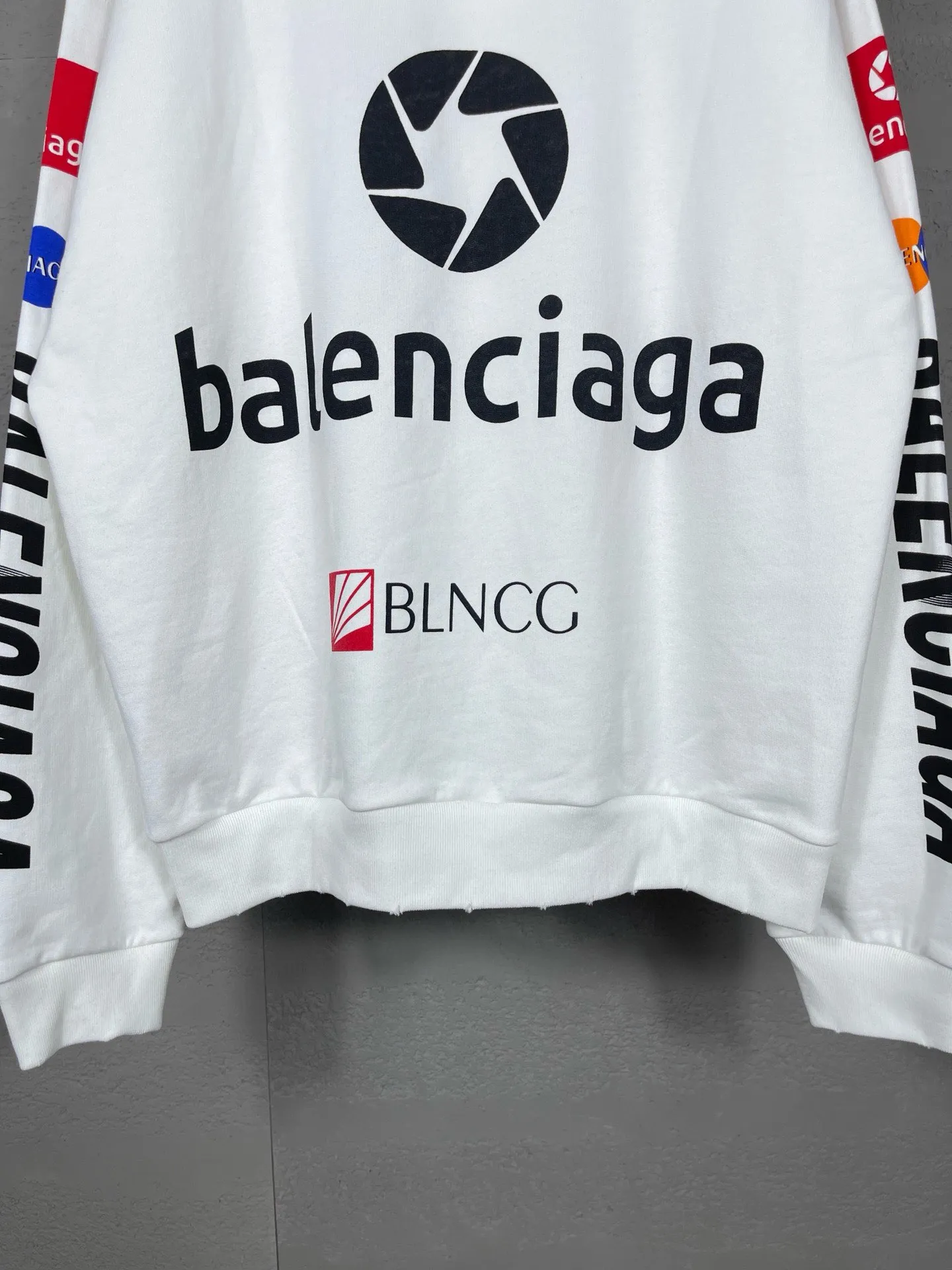 🅿️320 real photos [Top version. Official website quality] BALENCI*GA/Paris BALENCI*GA#2024 latest model, many classic full LOGO racing suits printed ready-to-wear worn hooded sweatshirts and brick cabinets synchronized. Genuine products are developed and developed in the first time. Welcome to compare! The fabric is made of Paris ZP custom-woven and dyed cotton sweatshirt. The weight is 450 grams. The cloth surface is clean. The cloth pattern is clear. It is soft and comfortable. It has good color fastness and is not easy to change color. The threads are woven and dyed with no color difference. The printing is done by computer direct printing, with a three-dimensional effect. The garments are distressed and worn, with ultra-high craftsmanship. The version adopts the OS loose shoulder style. Same style for men and women. Coding: BL238009 Color: white, dark blue gray Size: XS S M L
