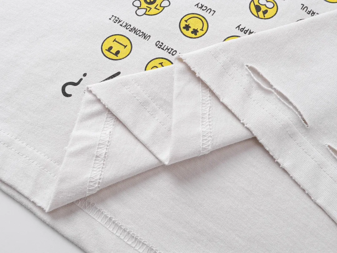 🅿️190 real photos [Top version. Official website quality] BALENCI*GA/Paris. SS25 latest smiley face collection printed washed, distressed and worn short-sleeved T-shirt. Ready-to-wear, many distressed and worn. Brick cabinets are synchronized. Genuine products are developed at the first time, and you can print and compare! The fabric is made of Paris ZP custom-woven and dyed cotton double yarn. Weighing 260 grams, the cloth surface is clean. The cloth pattern is clear, soft and comfortable. The threads are dyed with no color difference. The printing is made of environmentally friendly imported materials. The letters are clear and the effect is three-dimensional. The version adopts OS loose shoulder design. Same style for men and women. Code: BL223610 Color: black, off-white Size: XS S M L