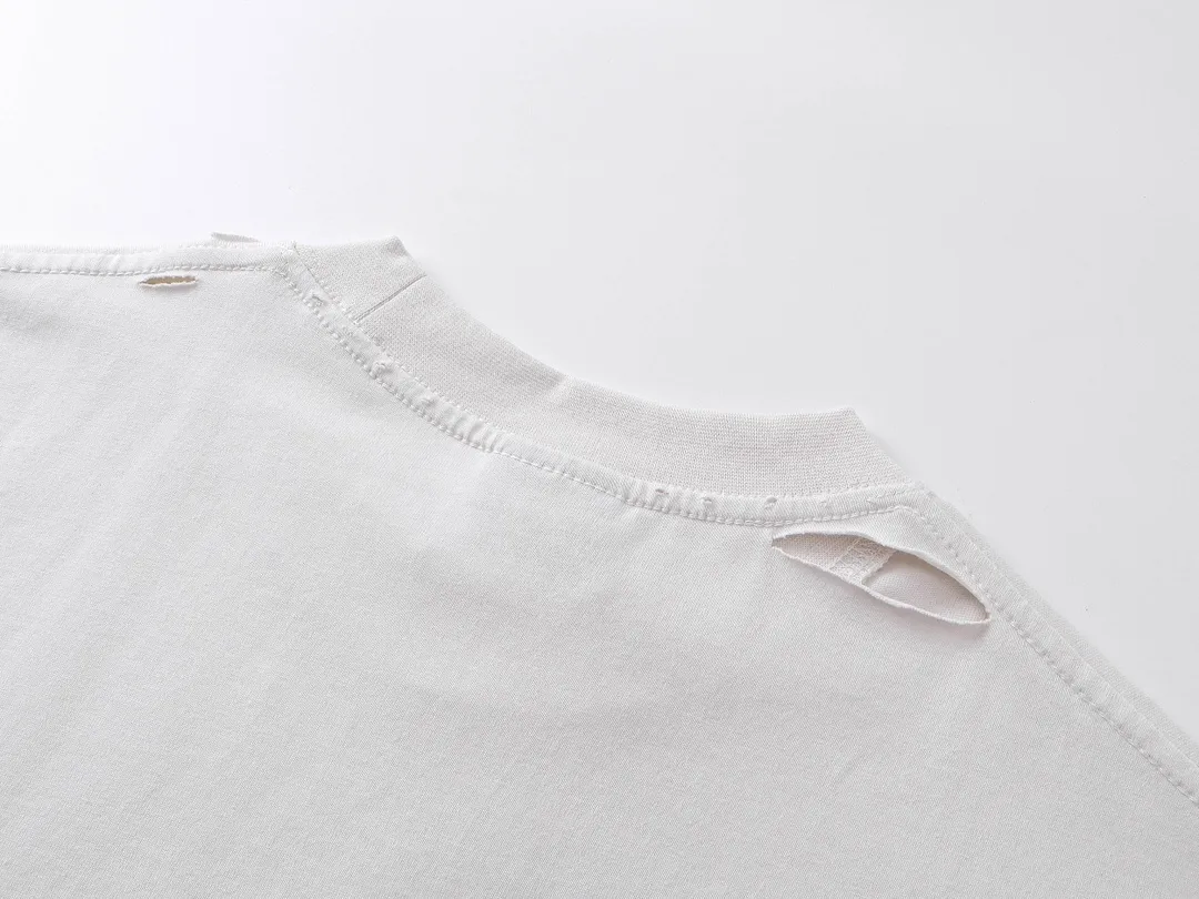 🅿️190 real photos [Top version. Official website quality] BALENCI*GA/Paris. SS25 latest smiley face collection printed washed, distressed and worn short-sleeved T-shirt. Ready-to-wear, many distressed and worn. Brick cabinets are synchronized. Genuine products are developed at the first time, and you can print and compare! The fabric is made of Paris ZP custom-woven and dyed cotton double yarn. Weighing 260 grams, the cloth surface is clean. The cloth pattern is clear, soft and comfortable. The threads are dyed with no color difference. The printing is made of environmentally friendly imported materials. The letters are clear and the effect is three-dimensional. The version adopts OS loose shoulder design. Same style for men and women. Code: BL223610 Color: black, off-white Size: XS S M L