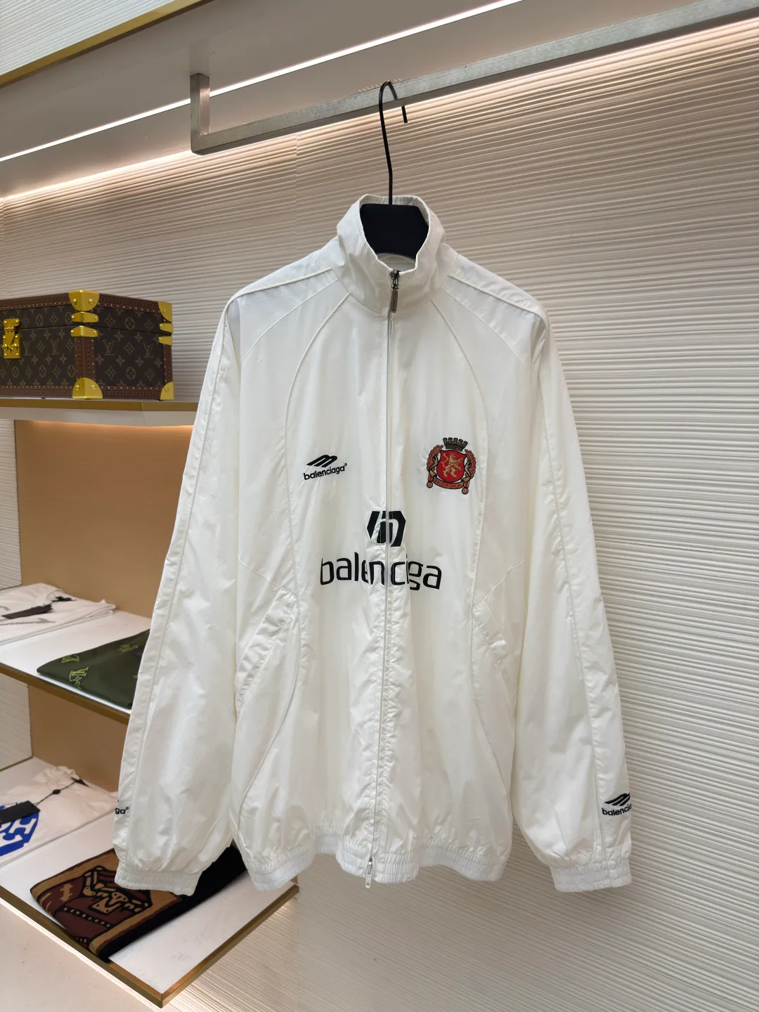 Balenciaga Manchester United co-branded No. 10 football jacket ●Authentic product: purchased and developed by 17260 ●Item number: 1680809-C65 ●Fabric: nylon fabric ●Technology: Printing ●Version: loose fit ●Size: 44-46-48-50 ●Description: Made of high-count and high-density nylon-cotton blended fabric. The lining is made of 32s combed cotton plain weave. The weight is 160g. It is embroidered by Tajima embroidery machine imported from Japan. The front panel + left and right sleeves are made of nylon material matte embroidery thread. The front and rear panels are made of DTF white ink heat transfer film material. The Y-plate pattern is scanned to make the pattern, and the material is cut by laser burning. The cut pieces are manually swept and positioned, and the front and back are hot-pressed with a high-temperature press machine to form. The letter composition on the front restores the flower effect, and the front and center are equipped with upper and lower rubber-threaded open-end zippers. Same style for men and women!