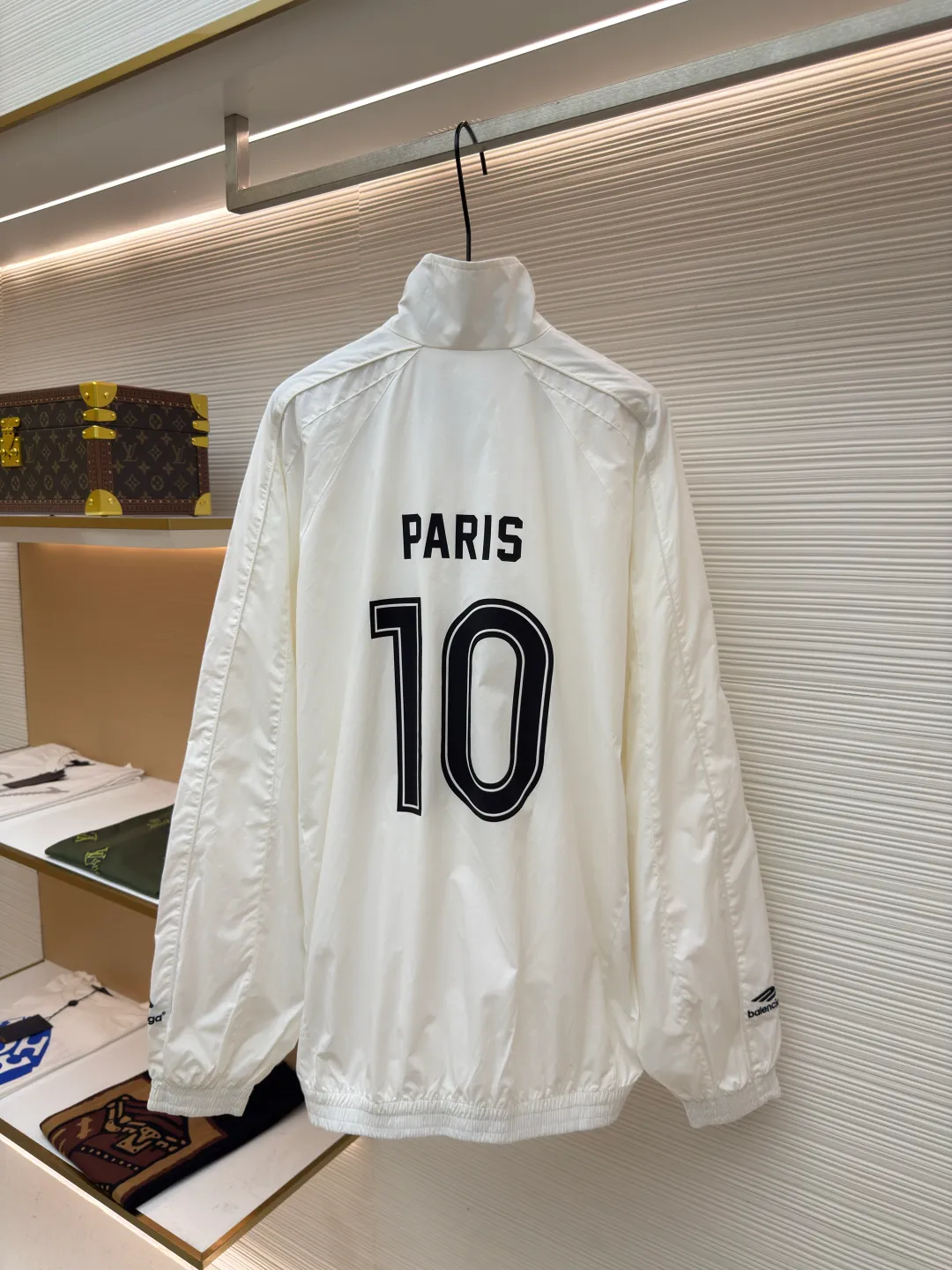 Balenciaga Manchester United co-branded No. 10 football jacket ●Authentic product: purchased and developed by 17260 ●Item number: 1680809-C65 ●Fabric: nylon fabric ●Technology: Printing ●Version: loose fit ●Size: 44-46-48-50 ●Description: Made of high-count and high-density nylon-cotton blended fabric. The lining is made of 32s combed cotton plain weave. The weight is 160g. It is embroidered by Tajima embroidery machine imported from Japan. The front panel + left and right sleeves are made of nylon material matte embroidery thread. The front and rear panels are made of DTF white ink heat transfer film material. The Y-plate pattern is scanned to make the pattern, and the material is cut by laser burning. The cut pieces are manually swept and positioned, and the front and back are hot-pressed with a high-temperature press machine to form. The letter composition on the front restores the flower effect, and the front and center are equipped with upper and lower rubber-threaded open-end zippers. Same style for men and women!
