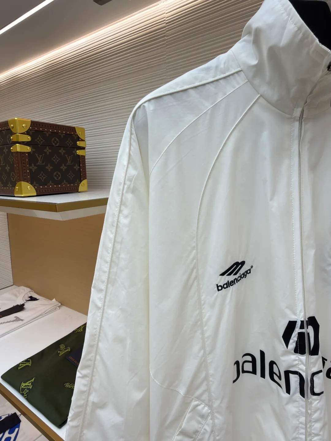Balenciaga Manchester United co-branded No. 10 football jacket ●Authentic product: purchased and developed by 17260 ●Item number: 1680809-C65 ●Fabric: nylon fabric ●Technology: Printing ●Version: loose fit ●Size: 44-46-48-50 ●Description: Made of high-count and high-density nylon-cotton blended fabric. The lining is made of 32s combed cotton plain weave. The weight is 160g. It is embroidered by Tajima embroidery machine imported from Japan. The front panel + left and right sleeves are made of nylon material matte embroidery thread. The front and rear panels are made of DTF white ink heat transfer film material. The Y-plate pattern is scanned to make the pattern, and the material is cut by laser burning. The cut pieces are manually swept and positioned, and the front and back are hot-pressed with a high-temperature press machine to form. The letter composition on the front restores the flower effect, and the front and center are equipped with upper and lower rubber-threaded open-end zippers. Same style for men and women!