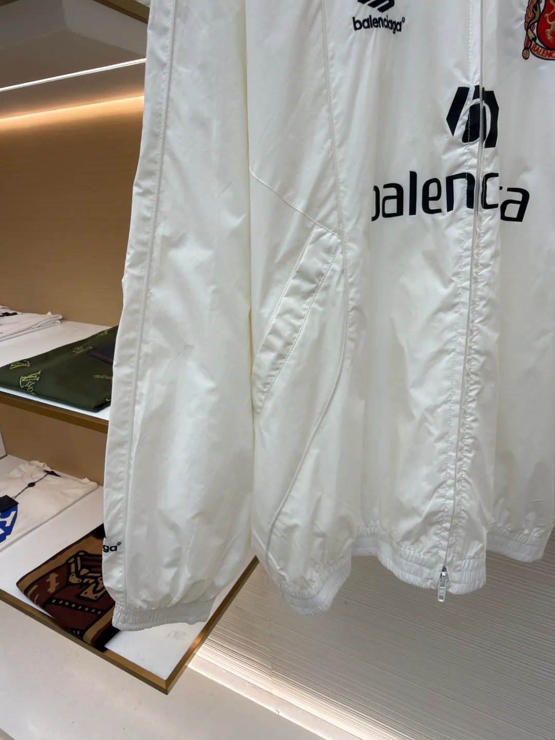 Balenciaga Manchester United co-branded No. 10 football jacket ●Authentic product: purchased and developed by 17260 ●Item number: 1680809-C65 ●Fabric: nylon fabric ●Technology: Printing ●Version: loose fit ●Size: 44-46-48-50 ●Description: Made of high-count and high-density nylon-cotton blended fabric. The lining is made of 32s combed cotton plain weave. The weight is 160g. It is embroidered by Tajima embroidery machine imported from Japan. The front panel + left and right sleeves are made of nylon material matte embroidery thread. The front and rear panels are made of DTF white ink heat transfer film material. The Y-plate pattern is scanned to make the pattern, and the material is cut by laser burning. The cut pieces are manually swept and positioned, and the front and back are hot-pressed with a high-temperature press machine to form. The letter composition on the front restores the flower effect, and the front and center are equipped with upper and lower rubber-threaded open-end zippers. Same style for men and women!