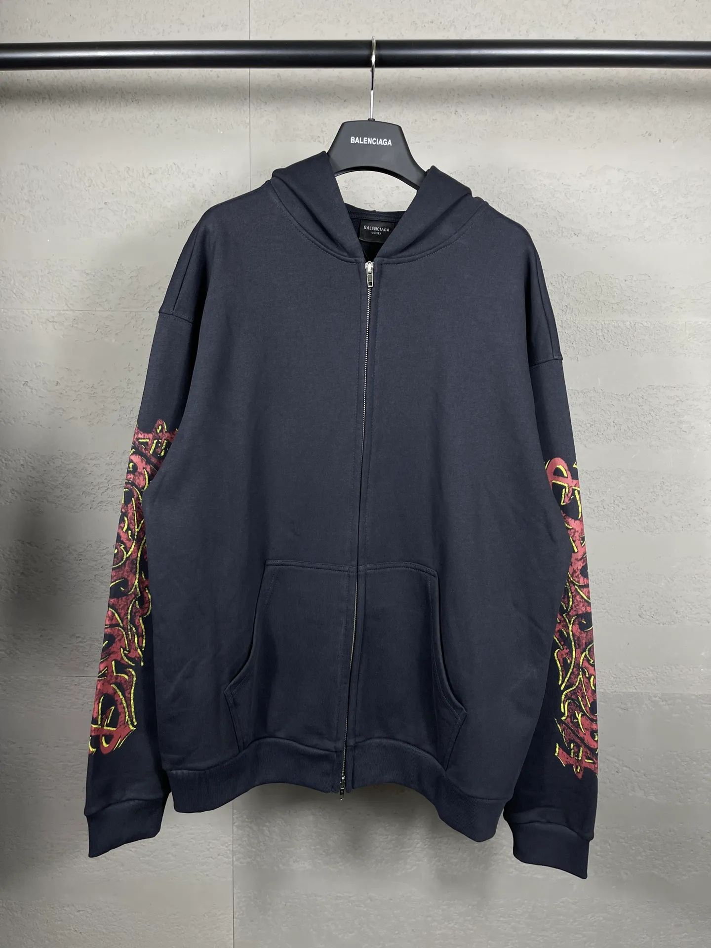 🅿️370 real photos [Top version. Official website quality] BALENCI*GA/Paris. 2024 latest flame graffiti direct-printed long-sleeved hooded zipper cardigan sweatshirt. Brick cabinet synchronization. ⚠️ Differentiating market currency. Developed by YB. The fabric is made of Paris ZP custom-woven and dyed 100% cotton double yarn compact cotton. The weight is 260 grams, the cloth surface is clean. The cloth pattern is clear, soft and comfortable. The threads are dyed with no color difference. The front and back printing adopts Kornit direct-injection printing pattern and adopts OS loose shoulder-dropping pattern. Same style for men and women. Code: BL238056 Color: dark gray blue. Pink Size: XS S M L