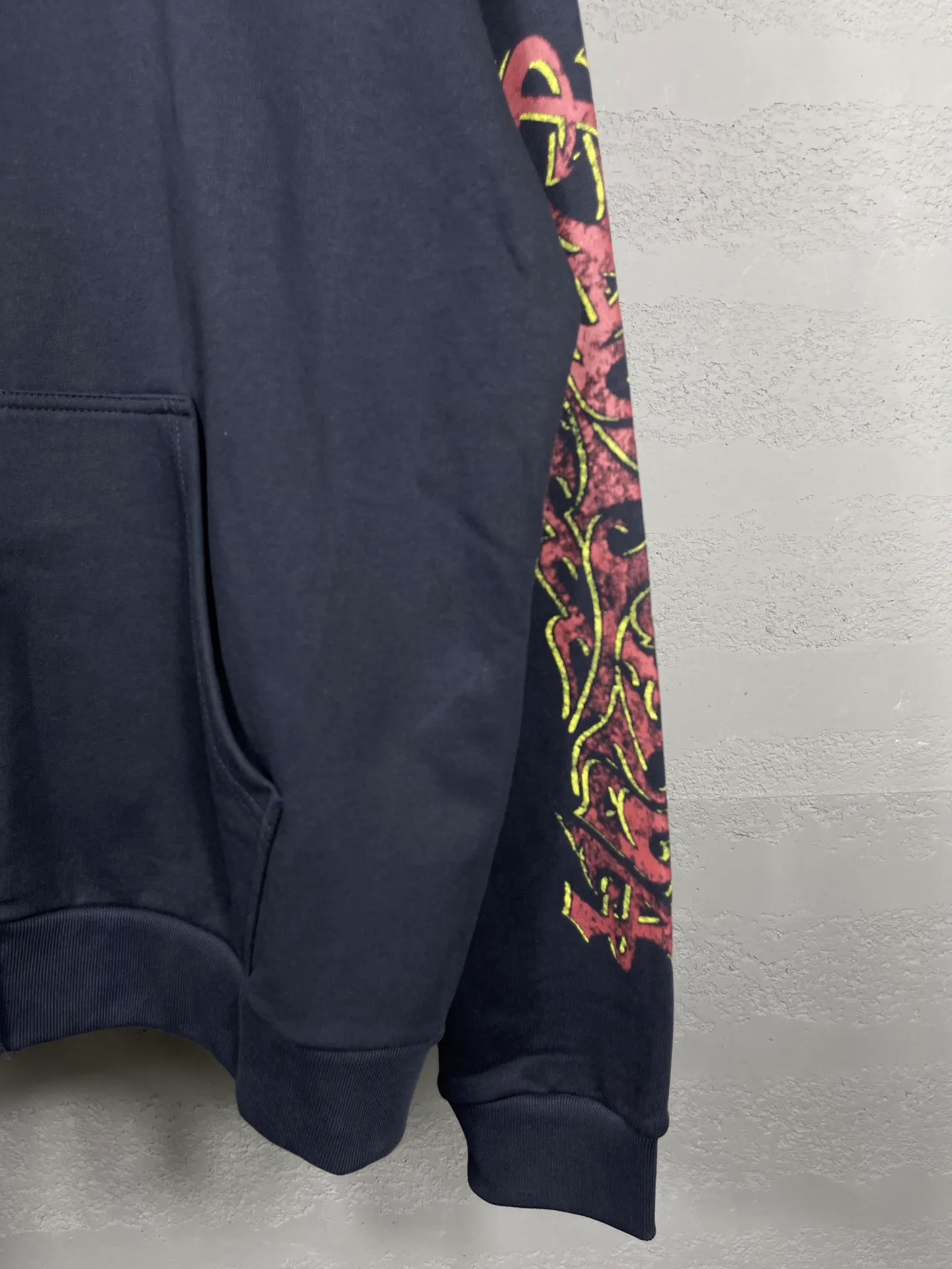 🅿️370 real photos [Top version. Official website quality] BALENCI*GA/Paris. 2024 latest flame graffiti direct-printed long-sleeved hooded zipper cardigan sweatshirt. Brick cabinet synchronization. ⚠️ Differentiating market currency. Developed by YB. The fabric is made of Paris ZP custom-woven and dyed 100% cotton double yarn compact cotton. The weight is 260 grams, the cloth surface is clean. The cloth pattern is clear, soft and comfortable. The threads are dyed with no color difference. The front and back printing adopts Kornit direct-injection printing pattern and adopts OS loose shoulder-dropping pattern. Same style for men and women. Code: BL238056 Color: dark gray blue. Pink Size: XS S M L