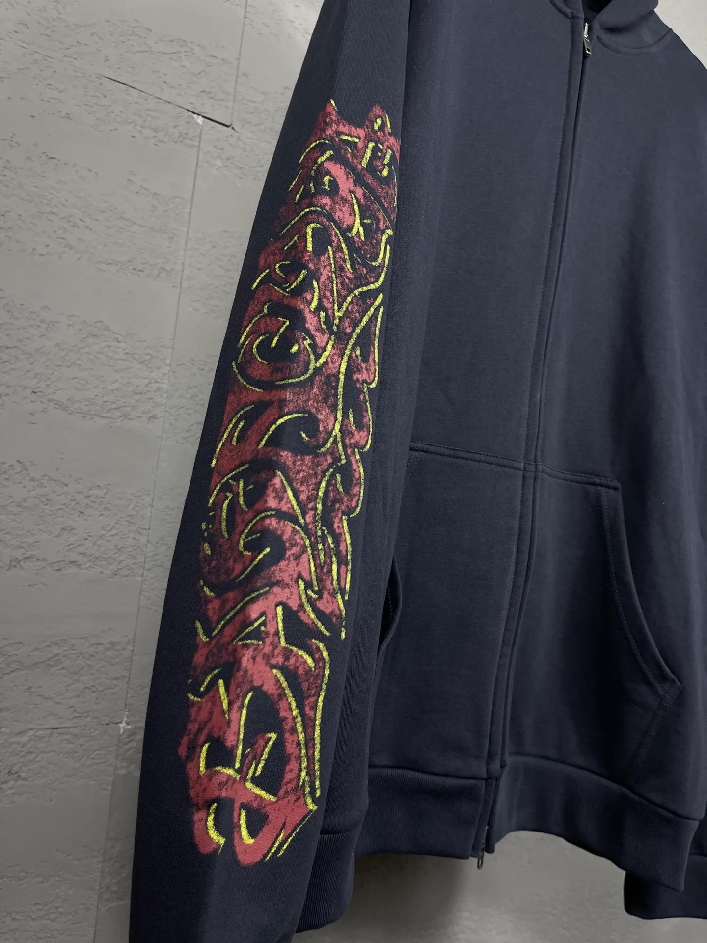 🅿️370 real photos [Top version. Official website quality] BALENCI*GA/Paris. 2024 latest flame graffiti direct-printed long-sleeved hooded zipper cardigan sweatshirt. Brick cabinet synchronization. ⚠️ Differentiating market currency. Developed by YB. The fabric is made of Paris ZP custom-woven and dyed 100% cotton double yarn compact cotton. The weight is 260 grams, the cloth surface is clean. The cloth pattern is clear, soft and comfortable. The threads are dyed with no color difference. The front and back printing adopts Kornit direct-injection printing pattern and adopts OS loose shoulder-dropping pattern. Same style for men and women. Code: BL238056 Color: dark gray blue. Pink Size: XS S M L