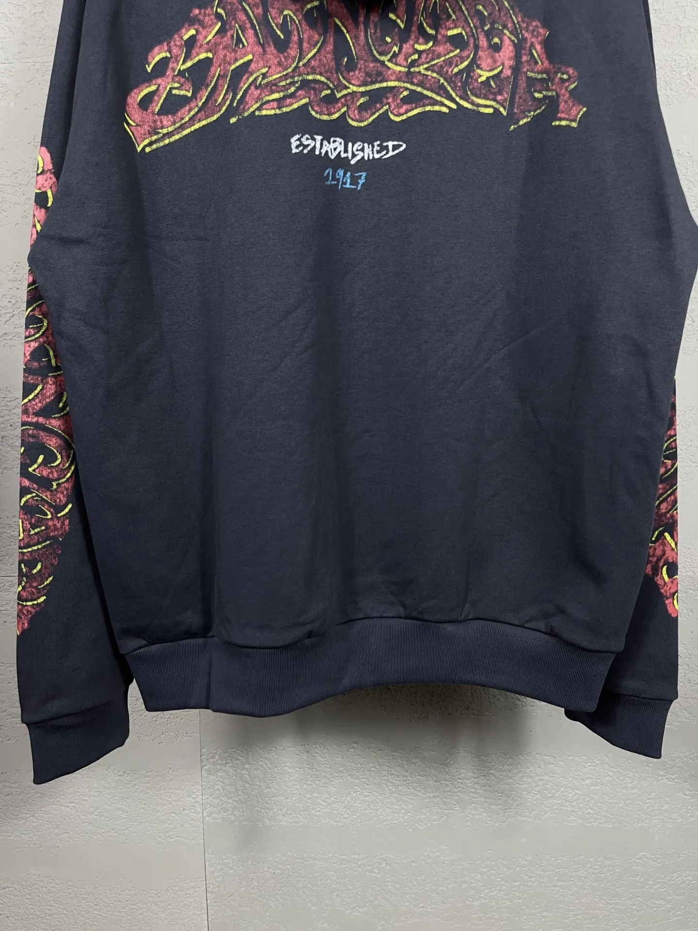 🅿️370 real photos [Top version. Official website quality] BALENCI*GA/Paris. 2024 latest flame graffiti direct-printed long-sleeved hooded zipper cardigan sweatshirt. Brick cabinet synchronization. ⚠️ Differentiating market currency. Developed by YB. The fabric is made of Paris ZP custom-woven and dyed 100% cotton double yarn compact cotton. The weight is 260 grams, the cloth surface is clean. The cloth pattern is clear, soft and comfortable. The threads are dyed with no color difference. The front and back printing adopts Kornit direct-injection printing pattern and adopts OS loose shoulder-dropping pattern. Same style for men and women. Code: BL238056 Color: dark gray blue. Pink Size: XS S M L